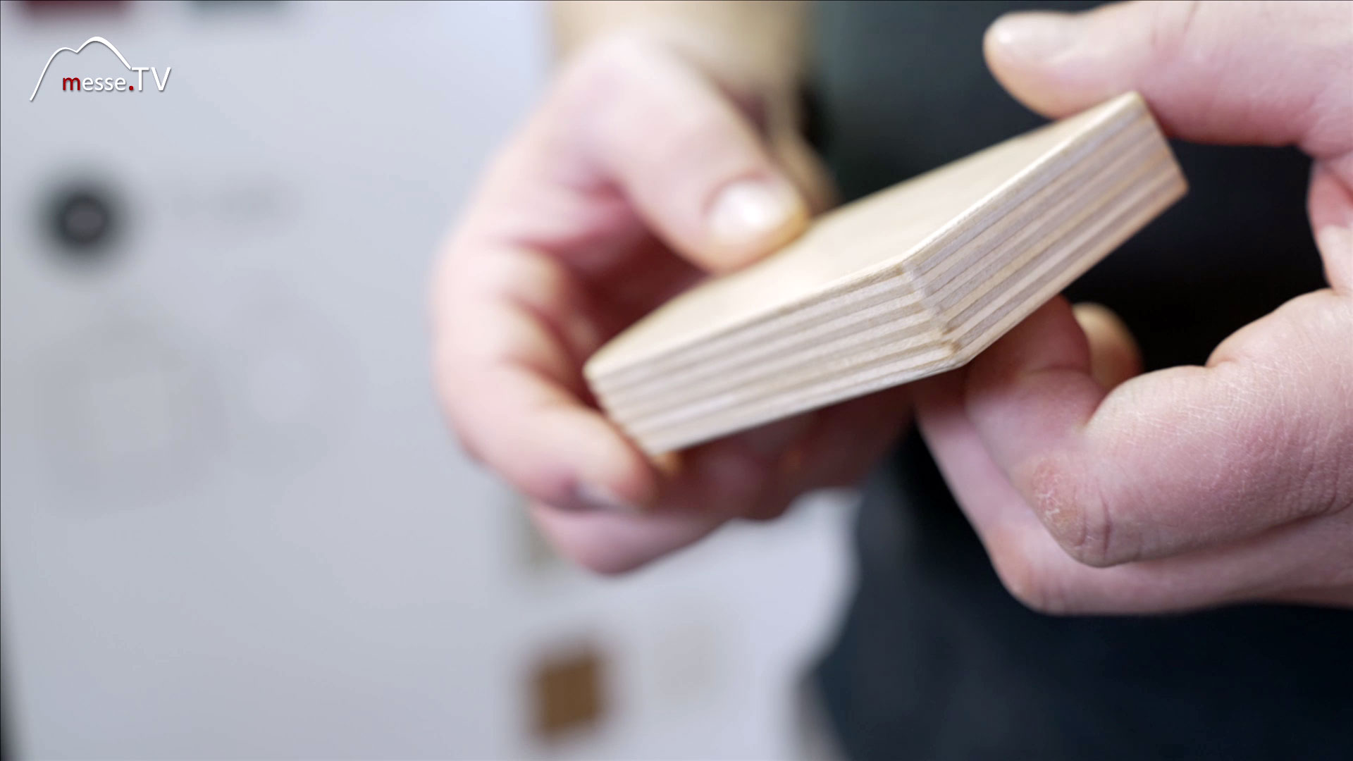 Extendable birch plywood table laminated