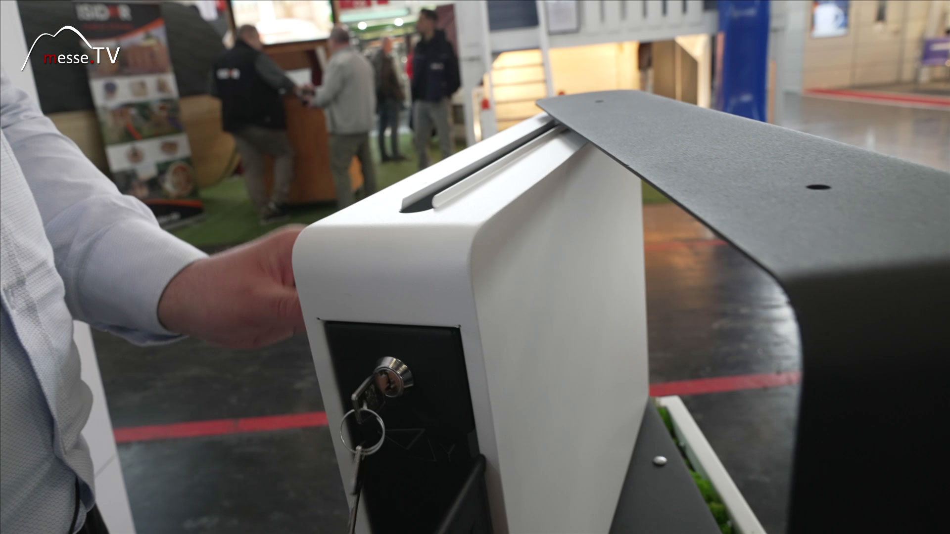 Mailboats throws letters in