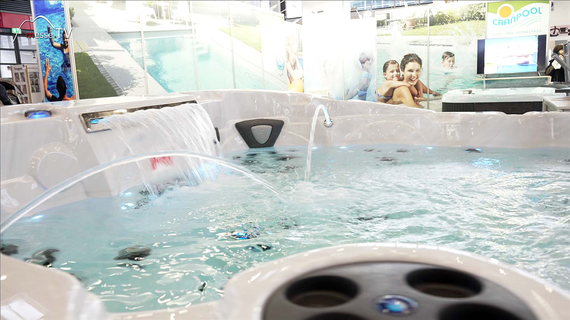 Outdoor Whirlpool protected from the wind