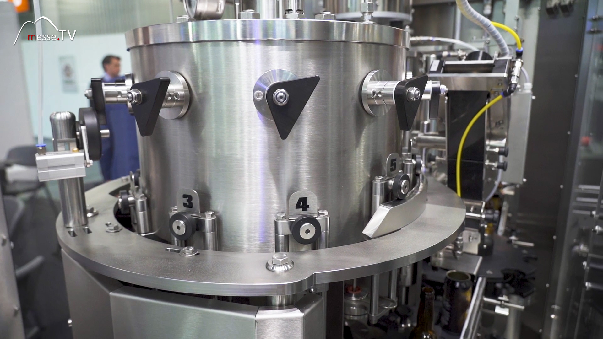 counterpressure filler for carbonated beverages with capper