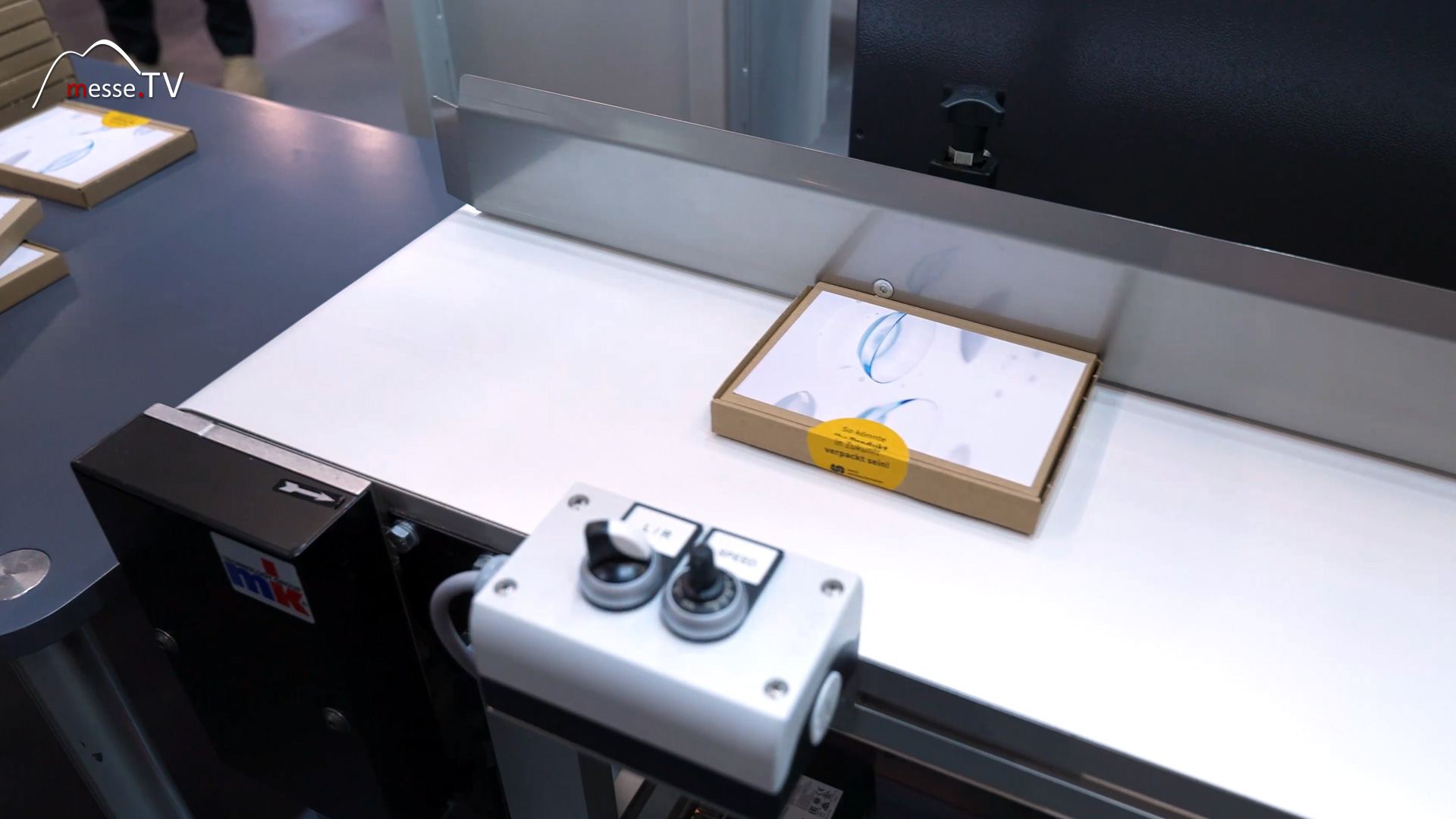 barcode shipping piece is scanned at the entry into the packing machine beck packing automats