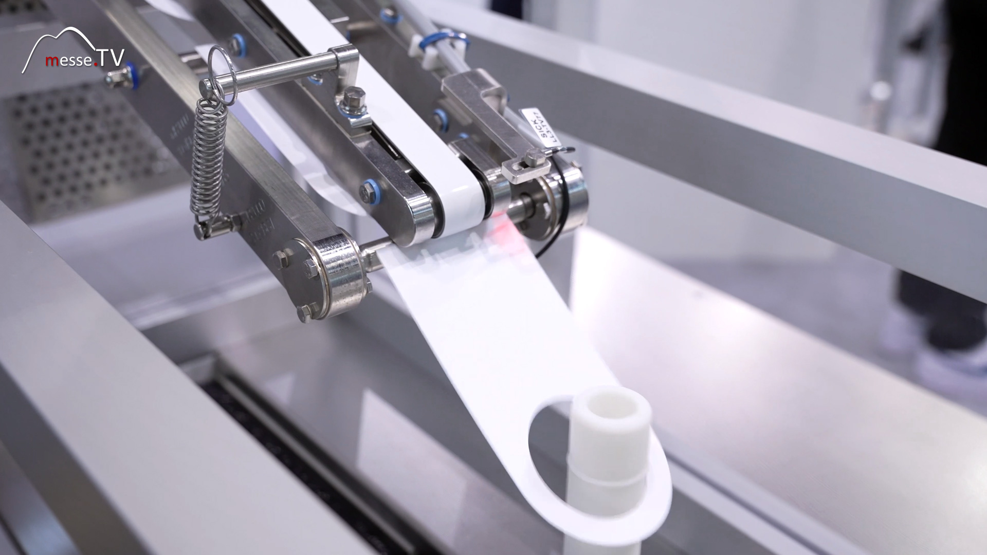 neckhanger is automatically placed around the neck of bottles for packaging food and pharmaceutical industry koera packmat