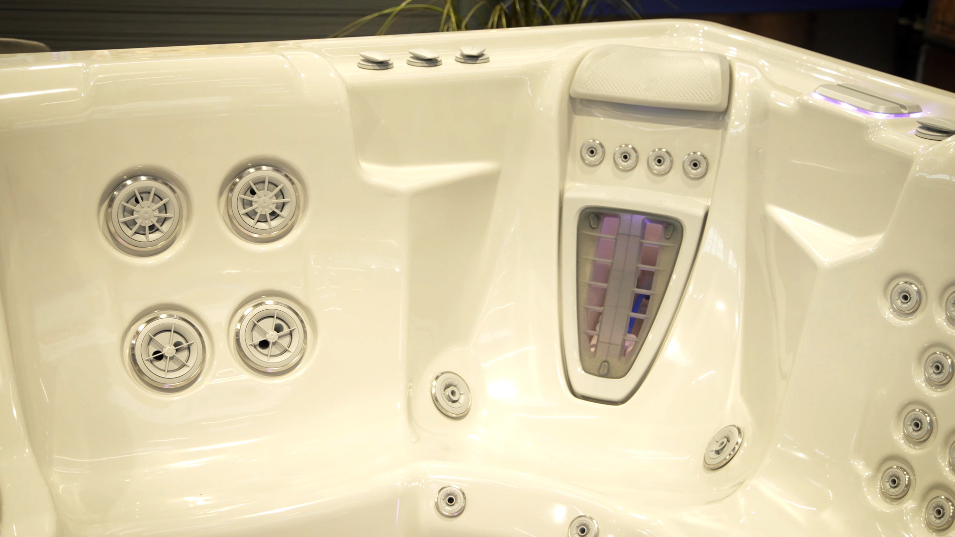 whirlpool jetsetter lx unique massage function to support the spine muscles