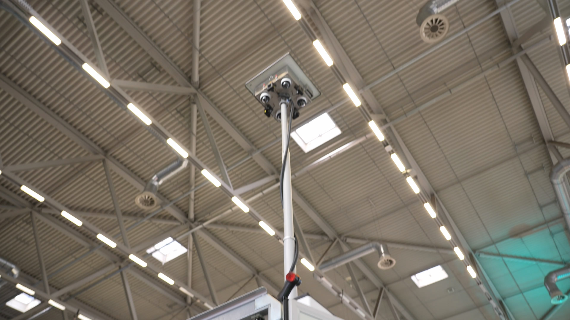 pneumatic mast for good reach 6 meters extendable 5g campus trailer kellner telecom