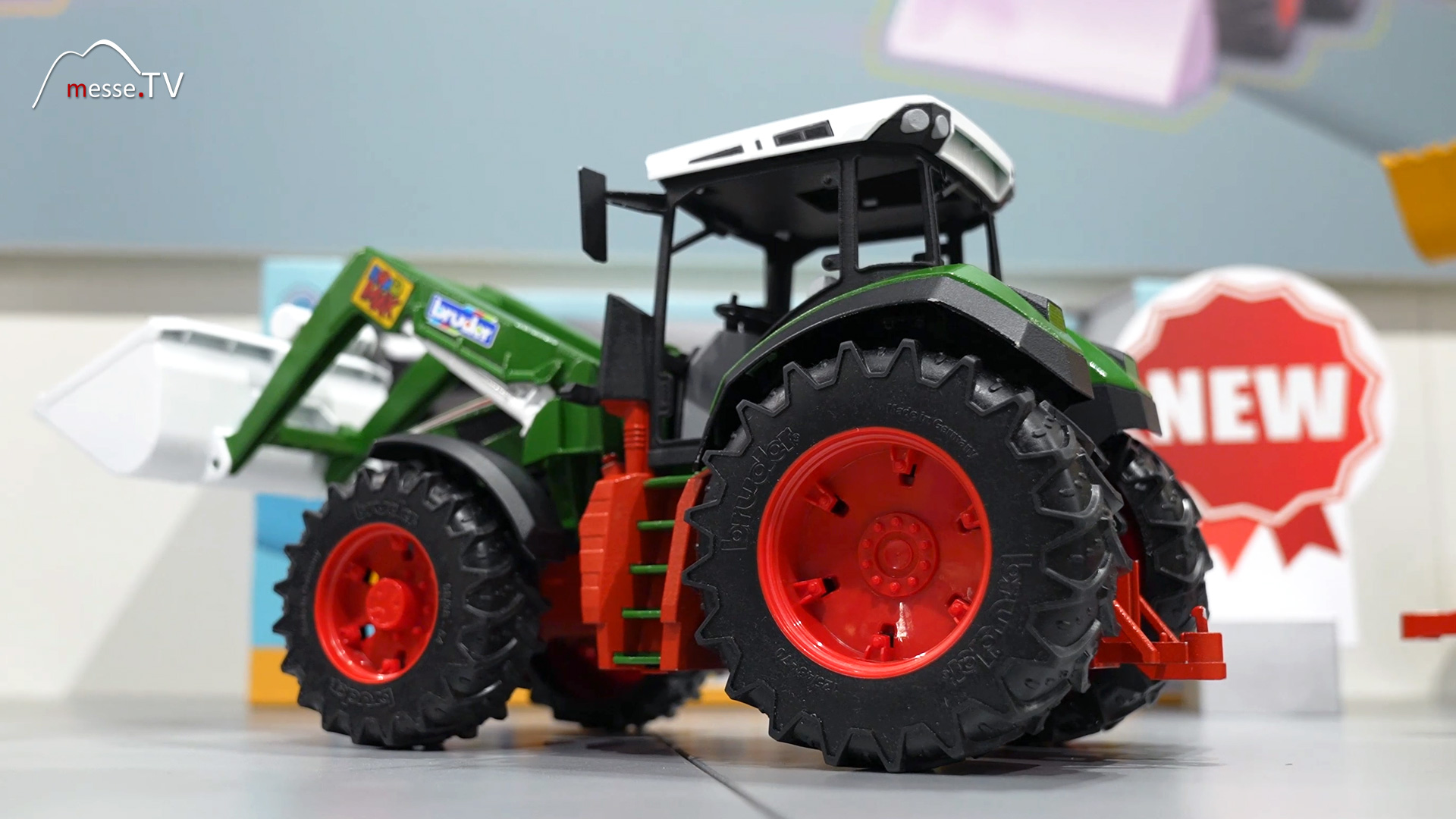 Roadmax tractor realistic vehicle BRUDER