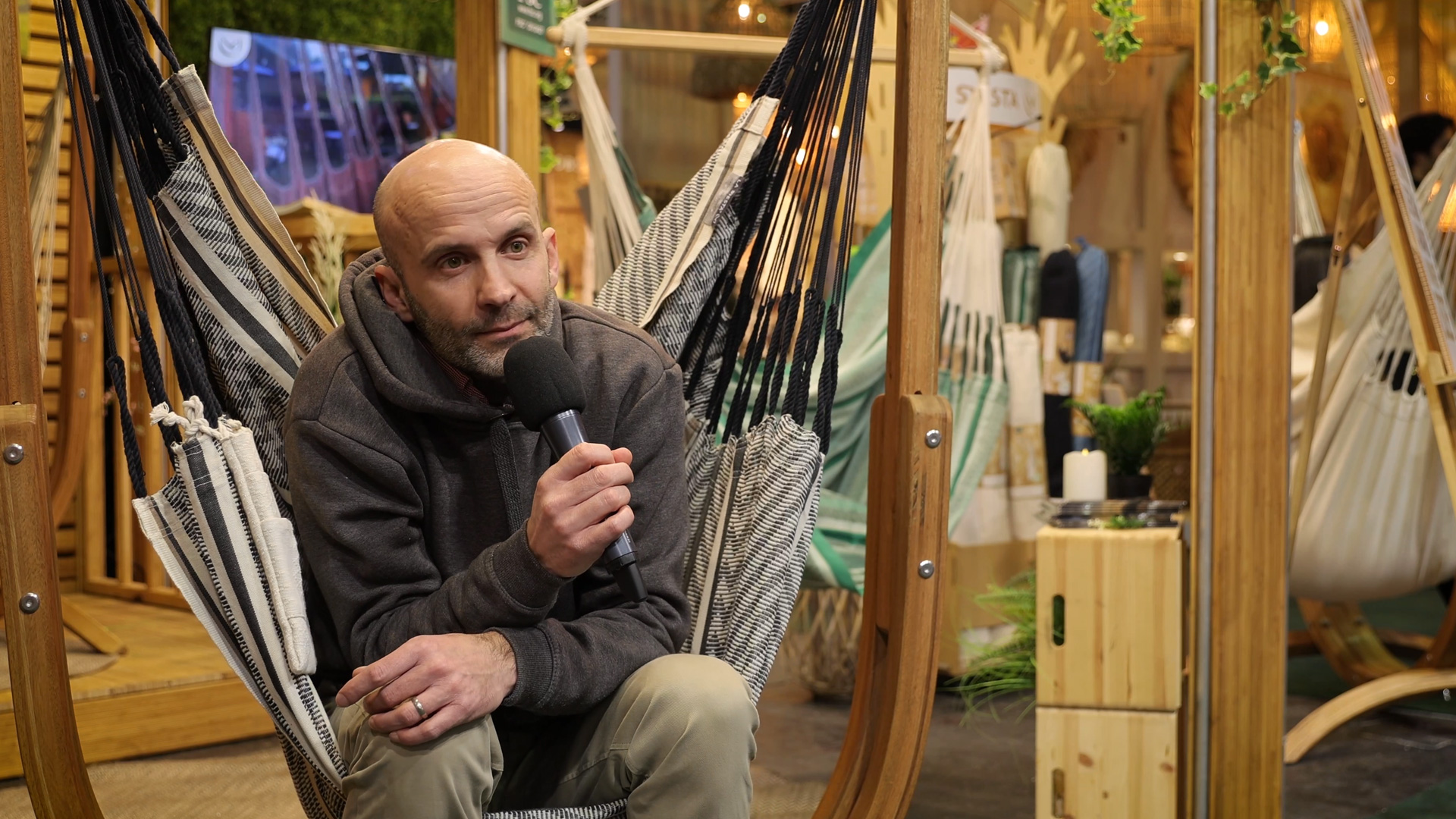 interview la siesta hanging chair cornelius grisar ambiente 2025