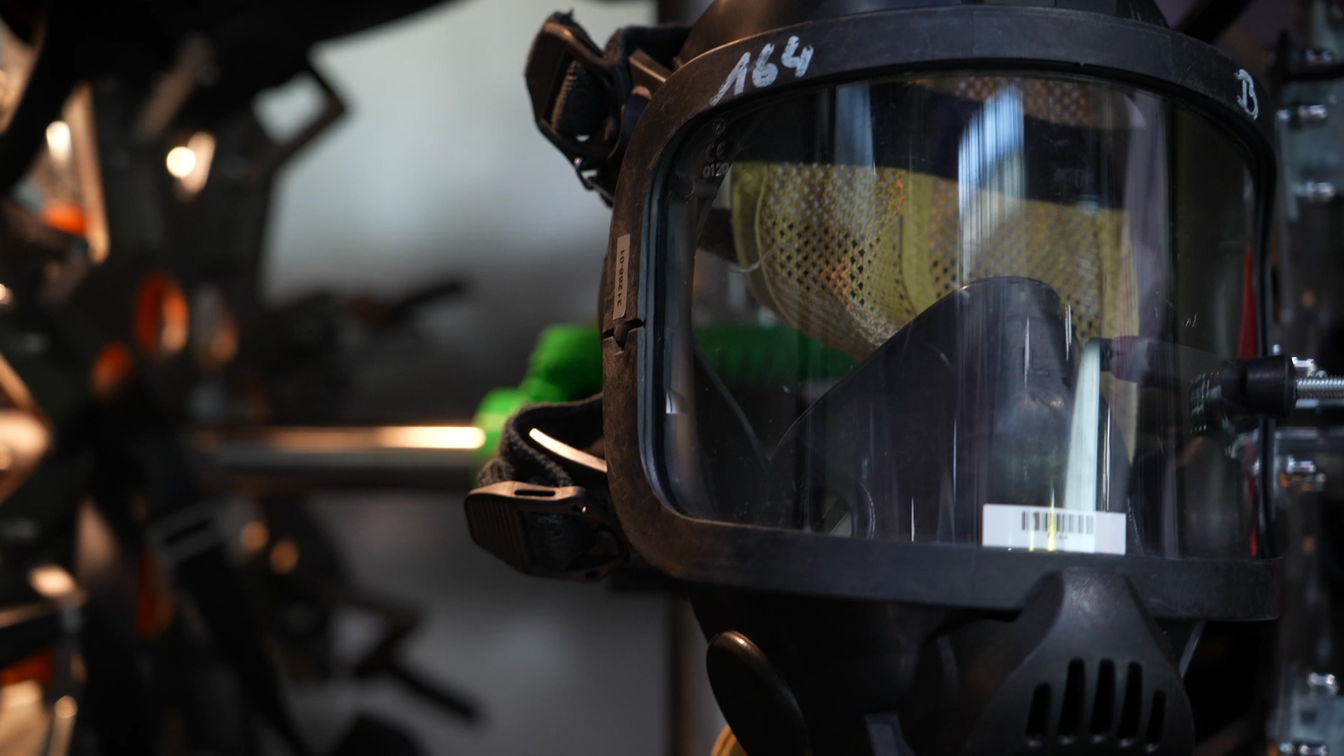 Fire department breathing mask cleaning device