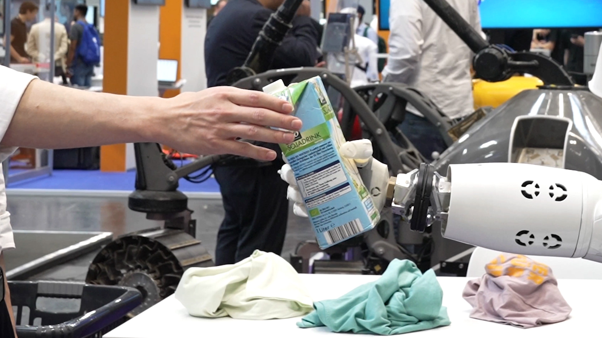 Intuitive interaction of humanoid robots with gestures and body language