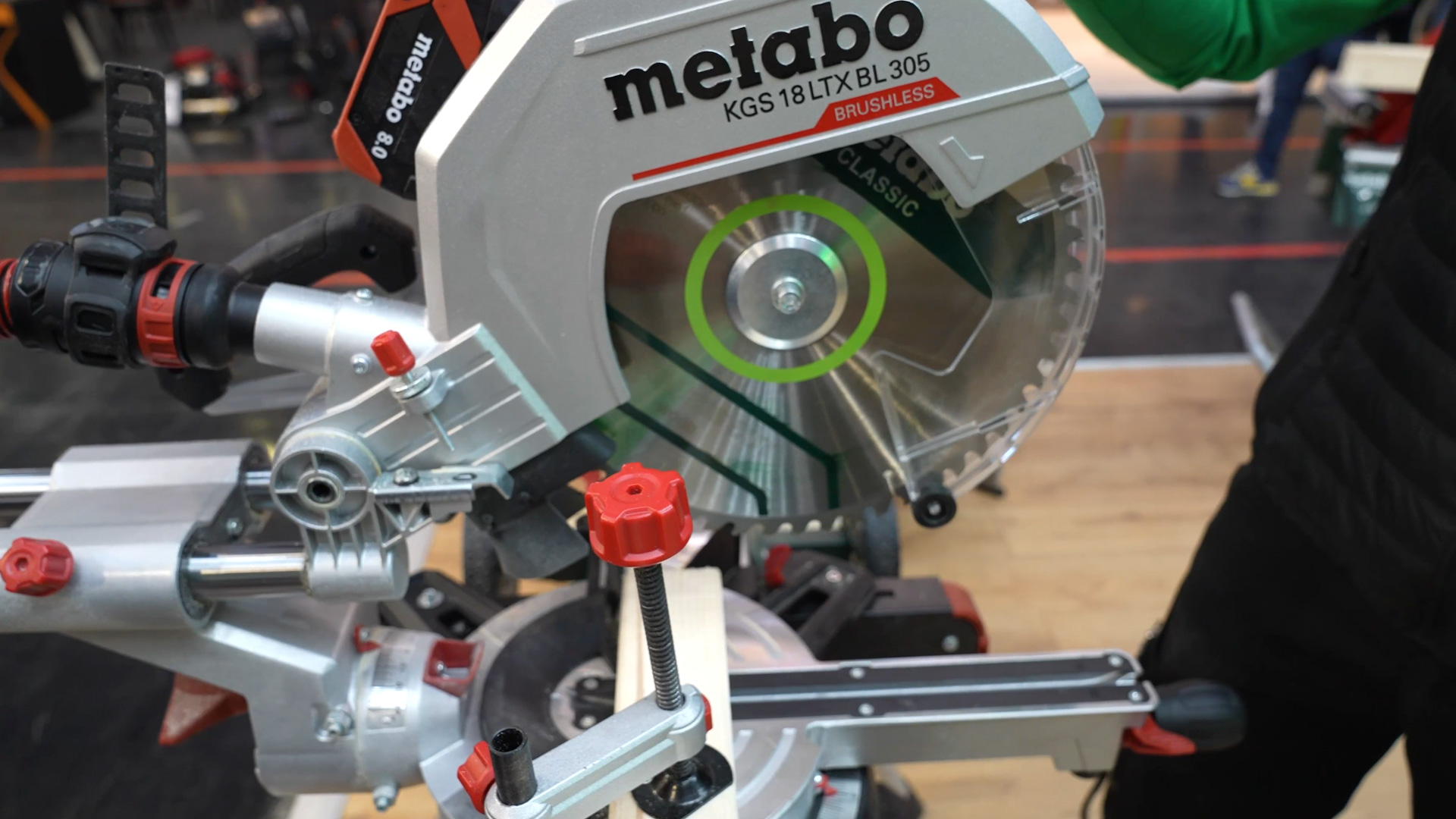 cordless cross cut saw kgs 305 with rechargeable or electric power metabo
