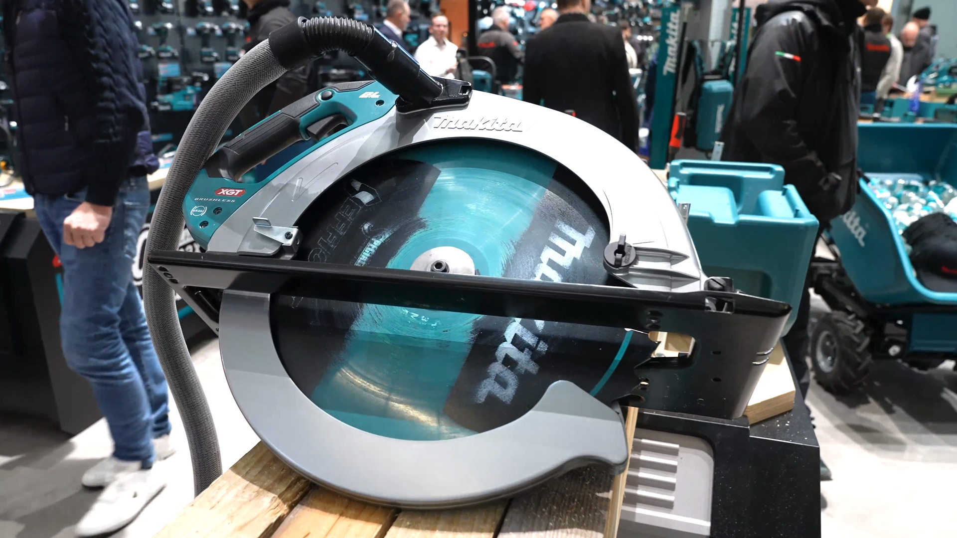 cordless handheld circular saw hs013g 40 volt battery technology makita