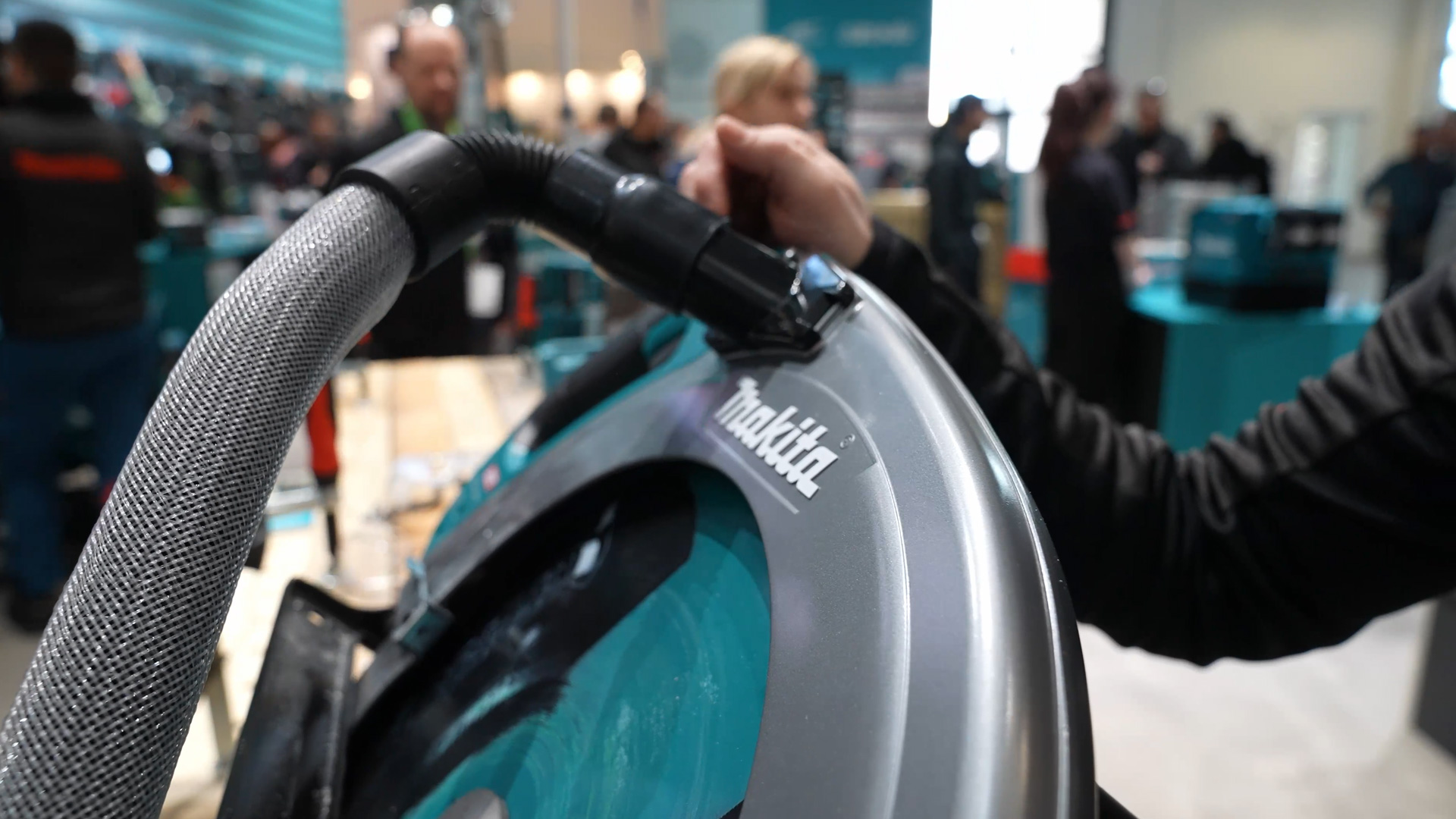 makita 40 volt rechargeable hand held circular saw with dust extractor