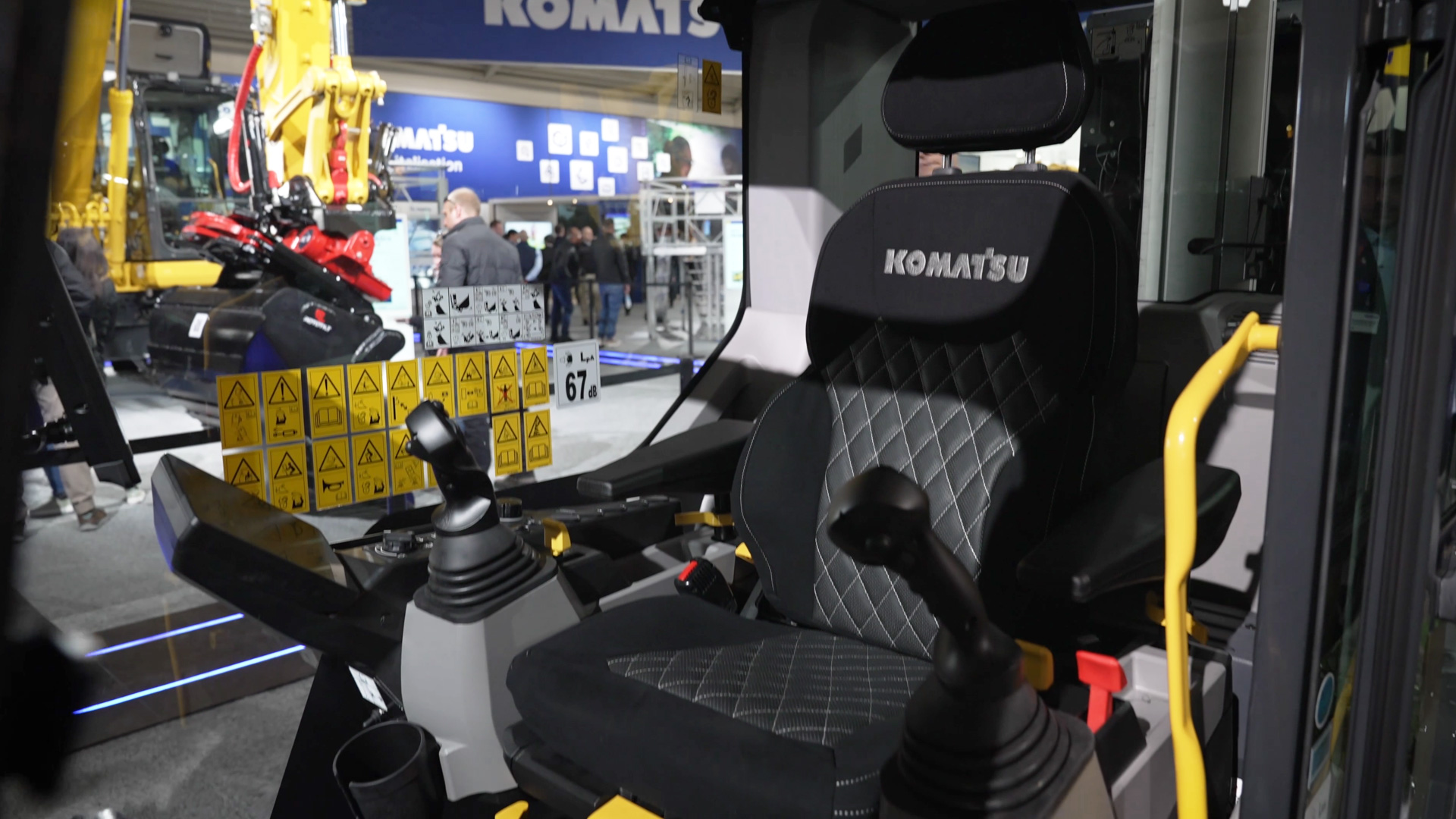 drivers seat 30 percent more space in the cab pc 220 lci crawler excavator