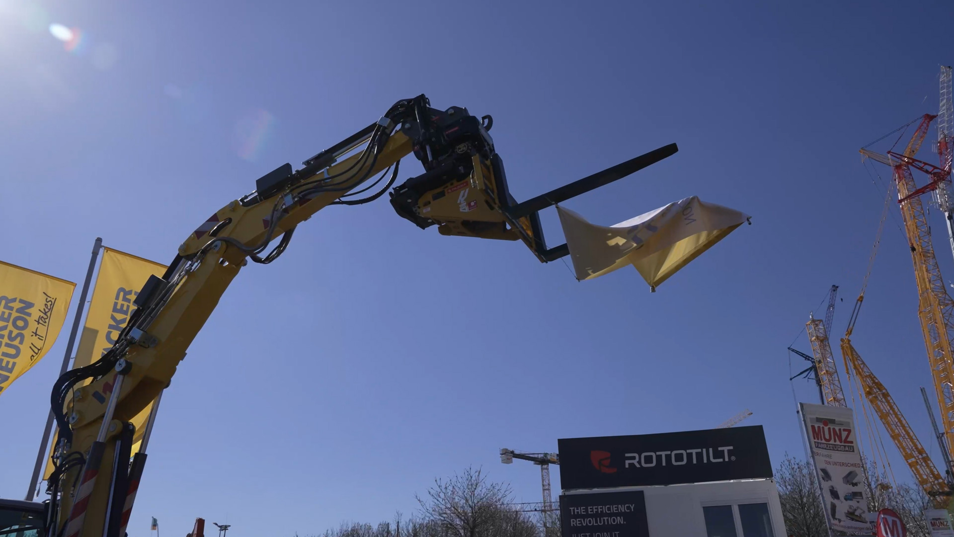 ew 100 mobile excavator with pallet fork or fork tines