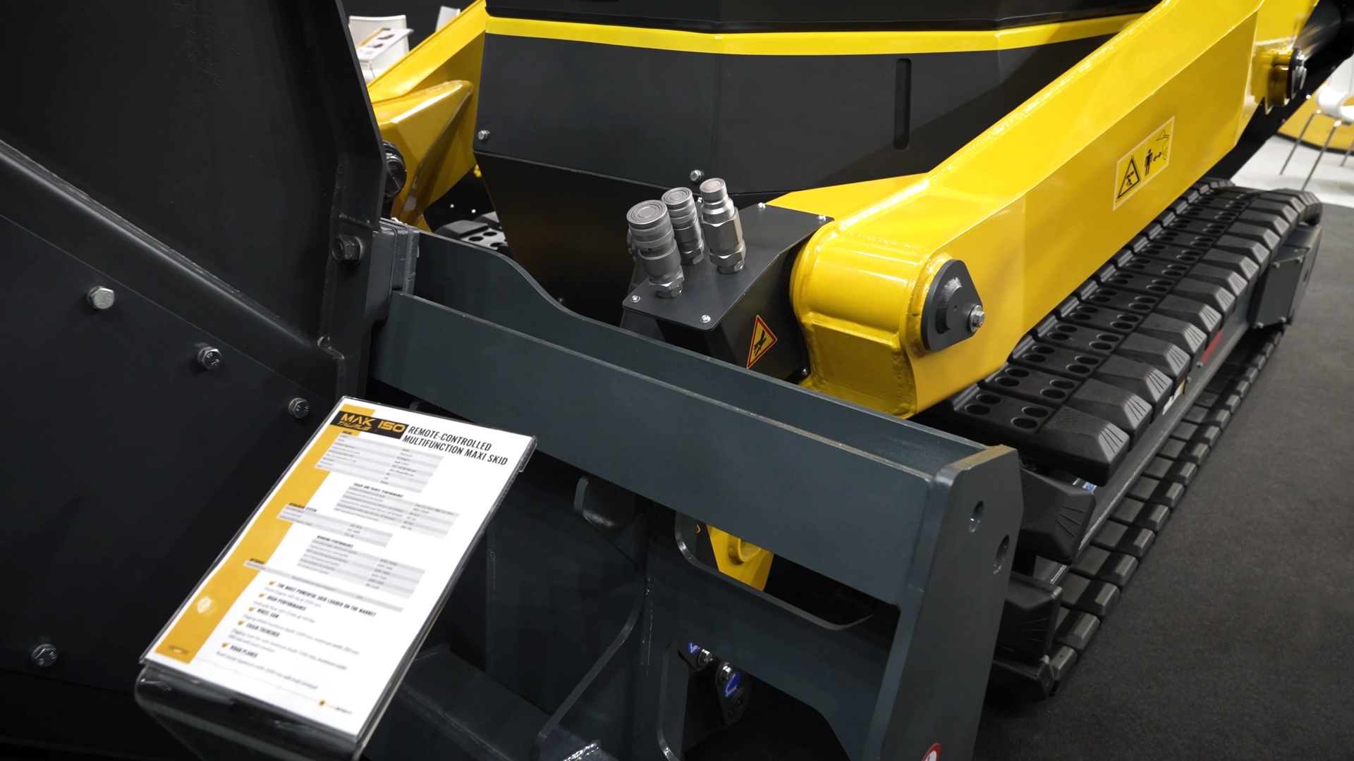 multifunctional compact loader with crawler drive