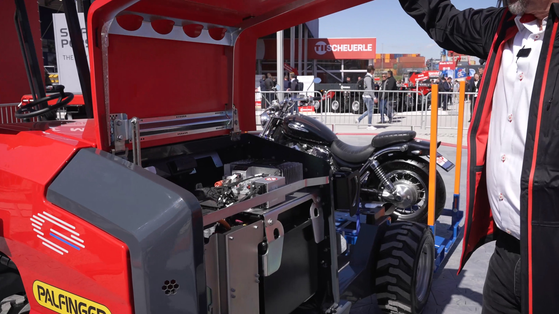 portable forklift fully electric electro hydraulic drive with capacity for two loading cycles palfinger