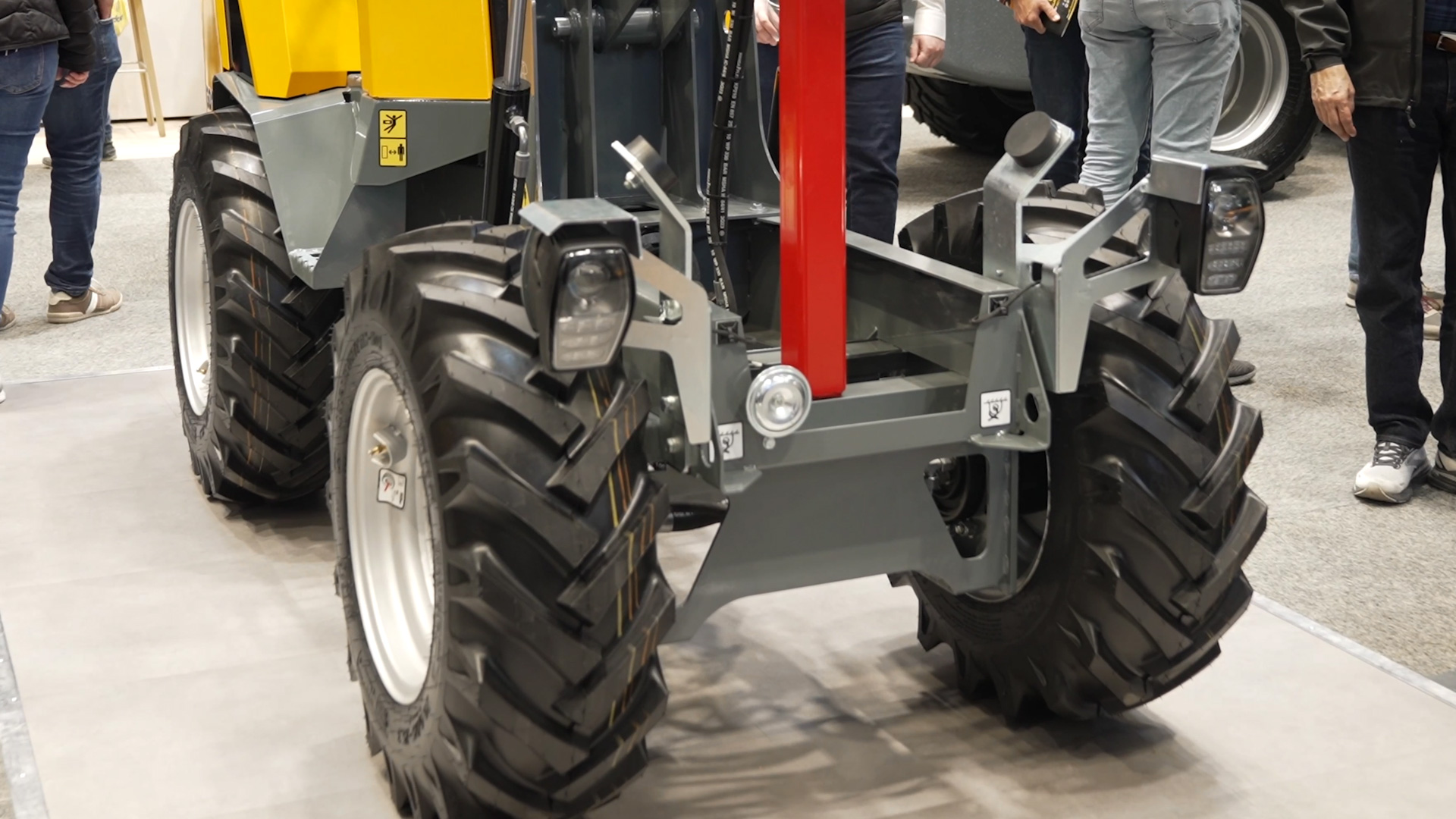 robust wheel loader for heavy duty use on construction sites