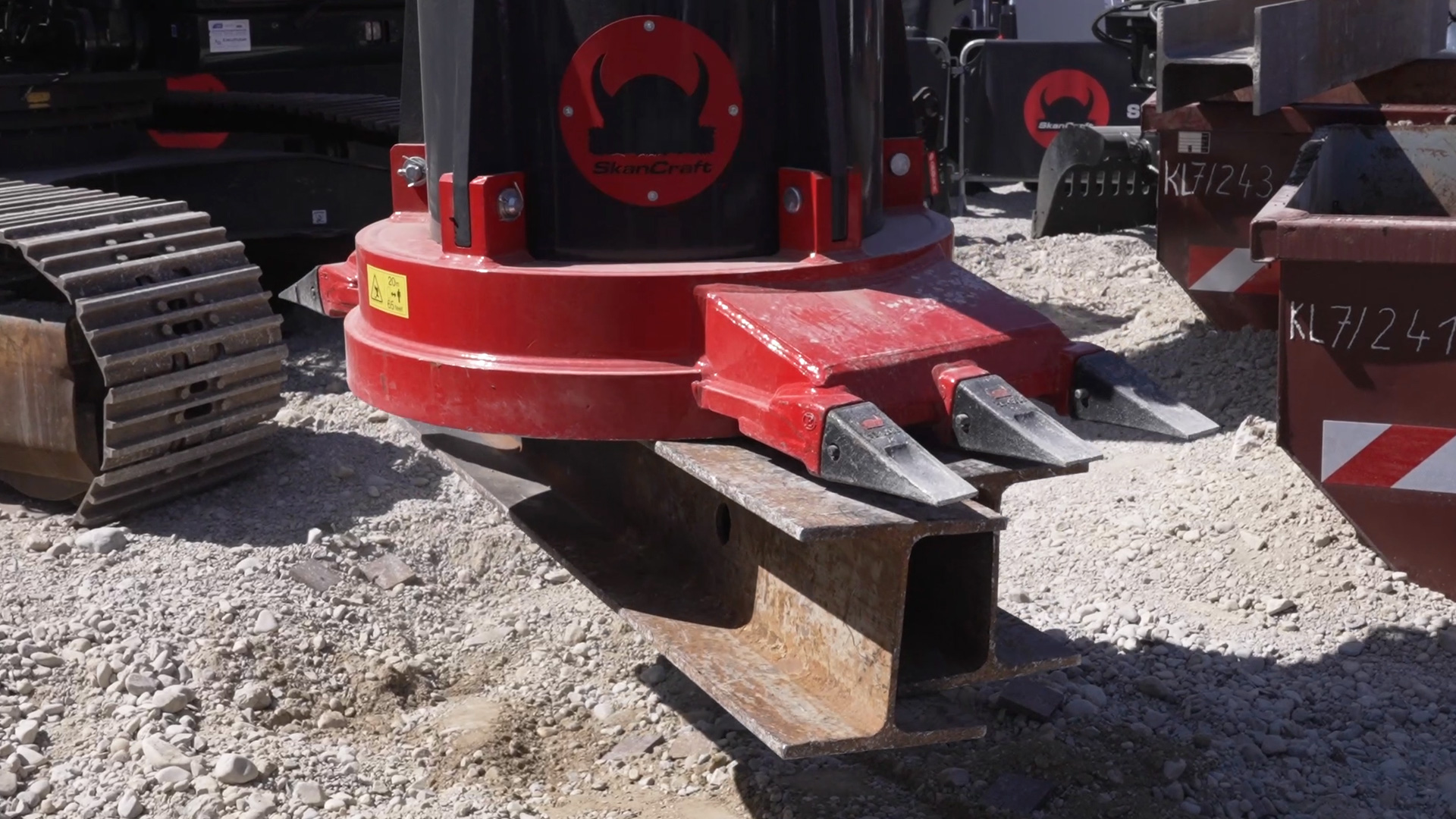 teeth on the magnet support the metal pickup of the hydraulic magnet