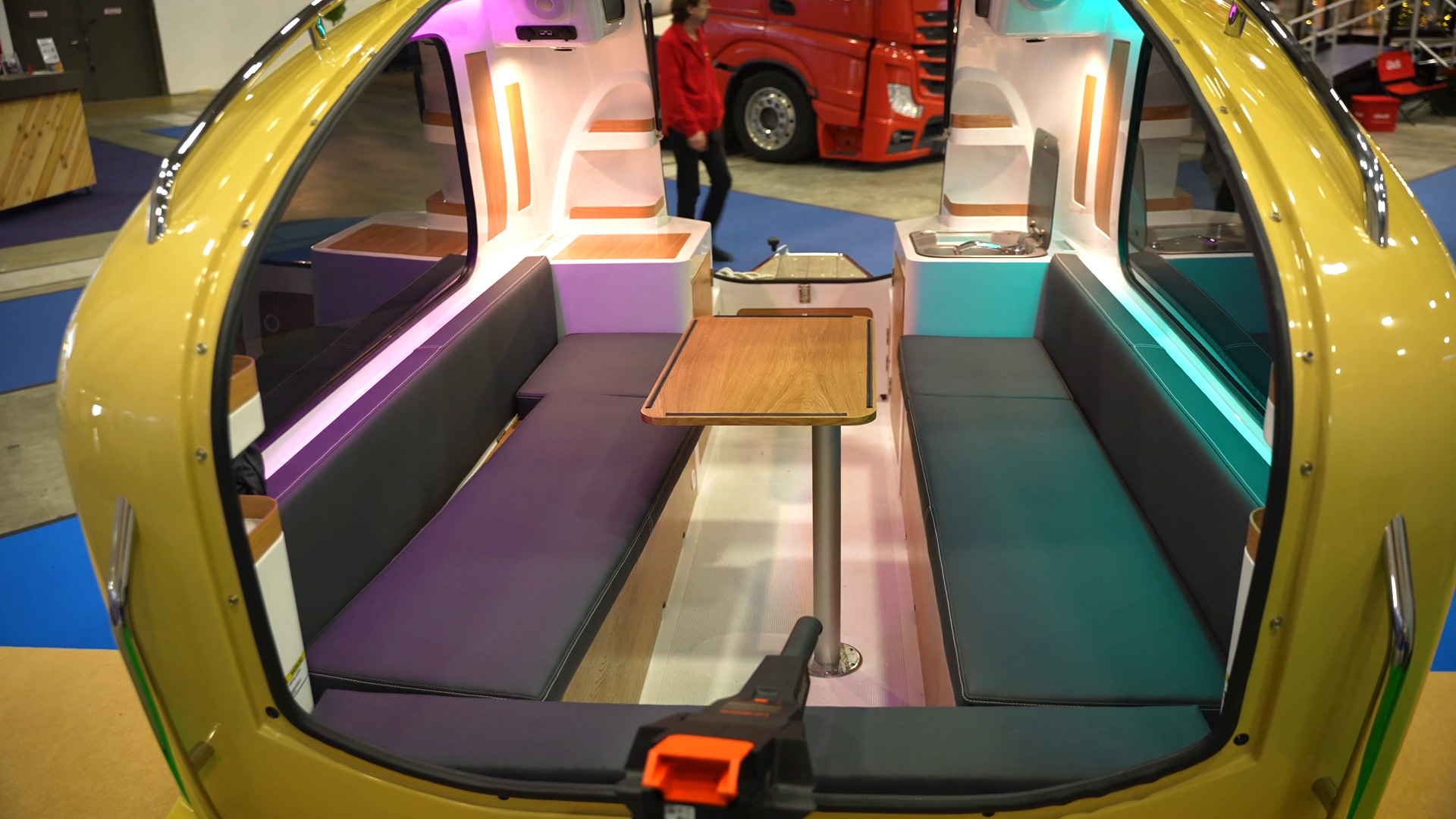 Caravan and motorboat for self sufficient use on land and water