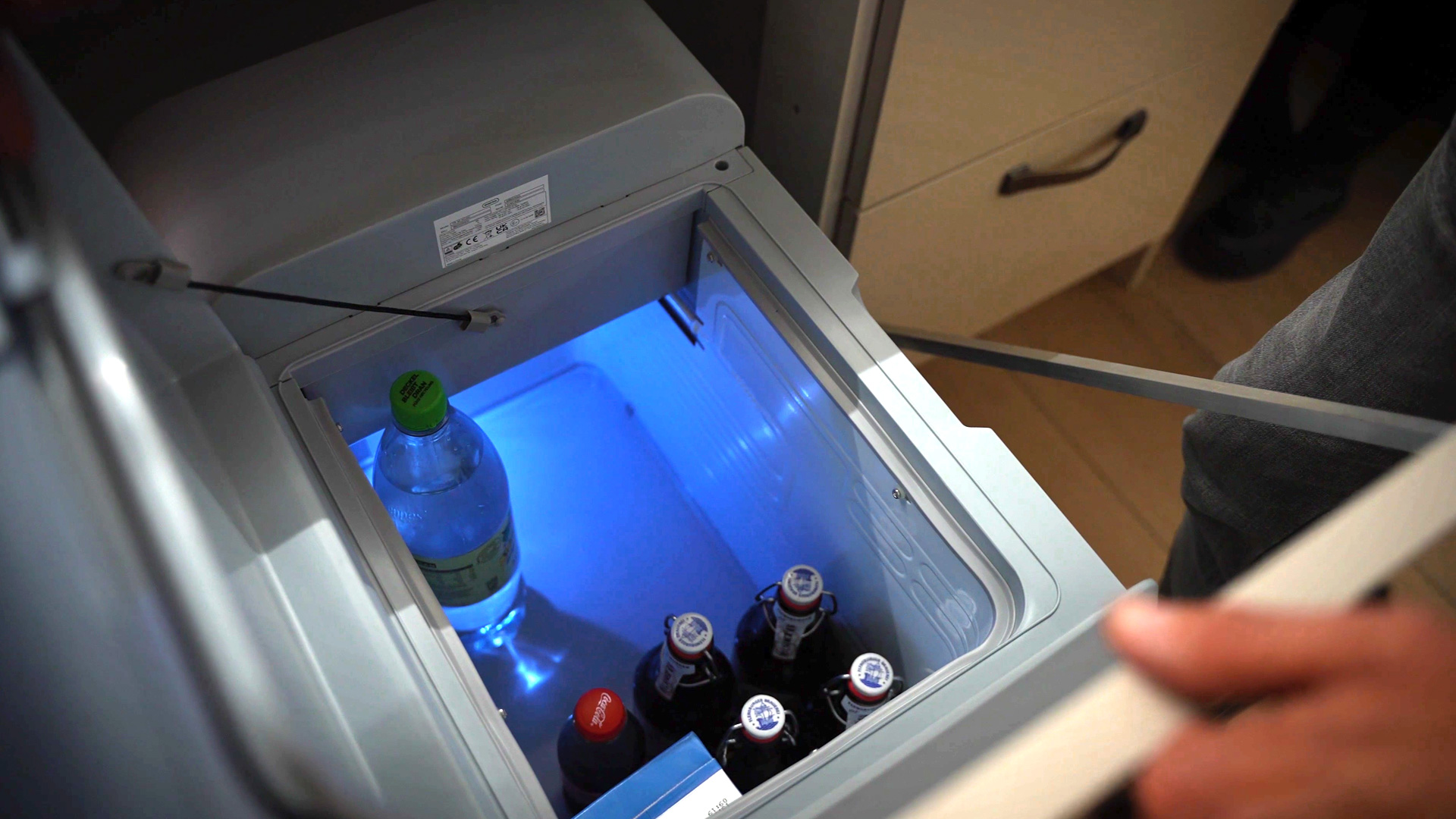 Cool box in houseboat keeps power consumption low