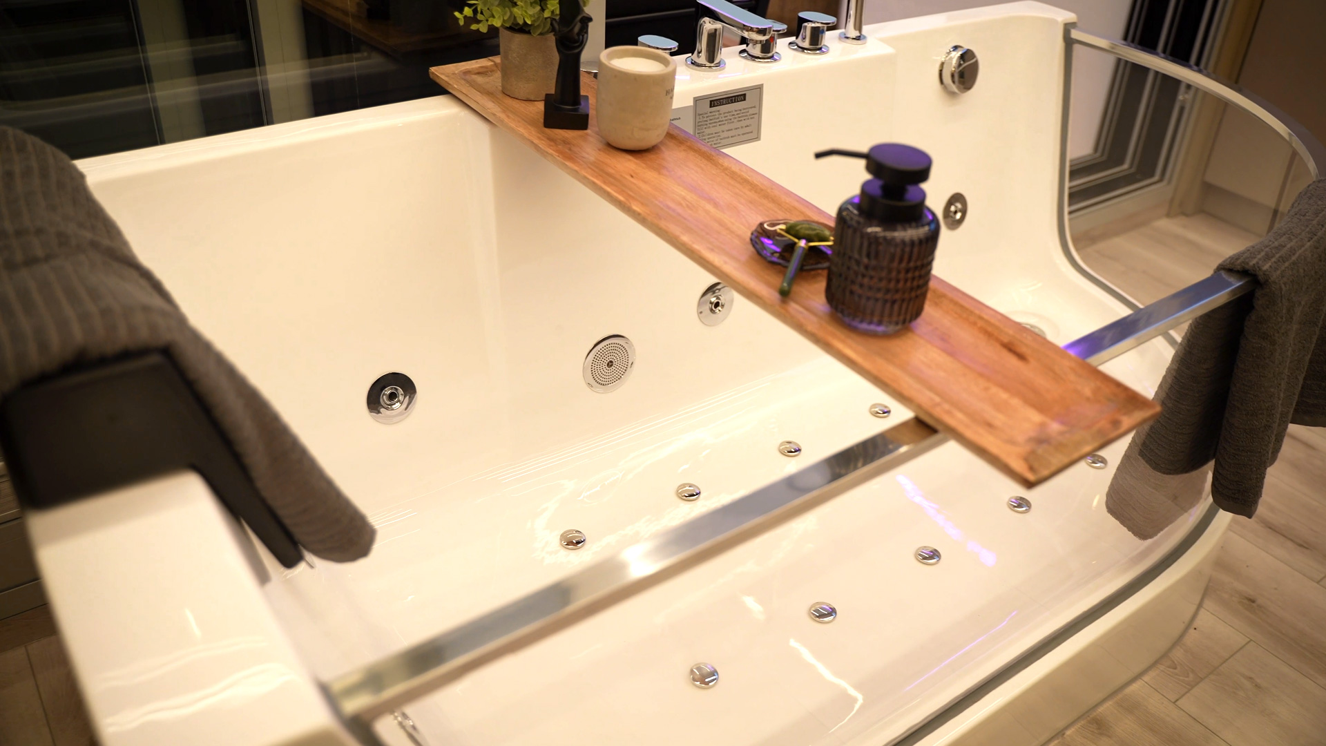 Jacuzzi and glass front elements Desidus luxury boat