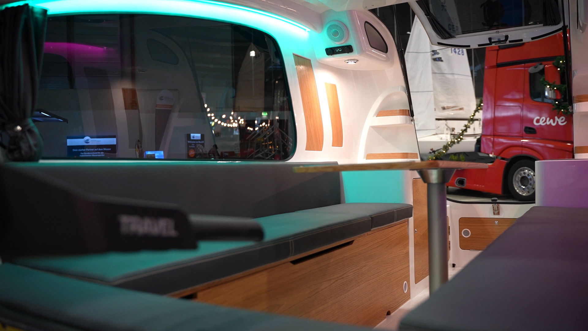 Panoramic windows for open space effect motorboat