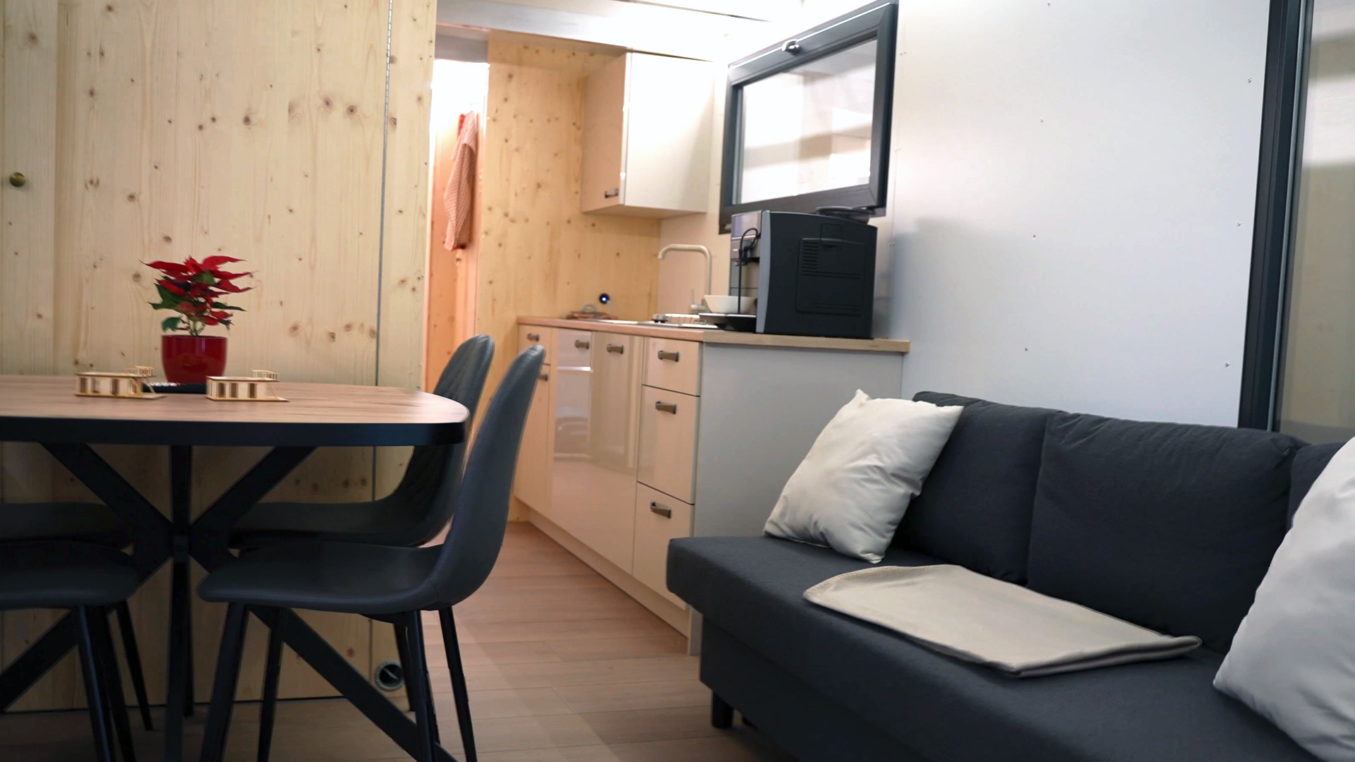 Tom Sawyer houseboats living area kitchen