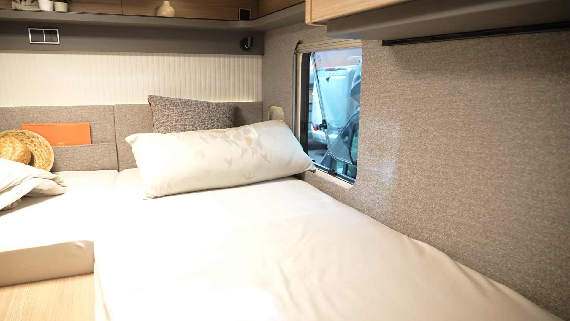 sleeping area lengthwise single bed motorhome Hymer
