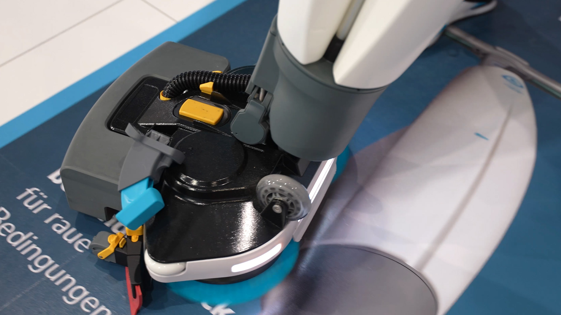 Scrubber dryer with simple controls operation CMS