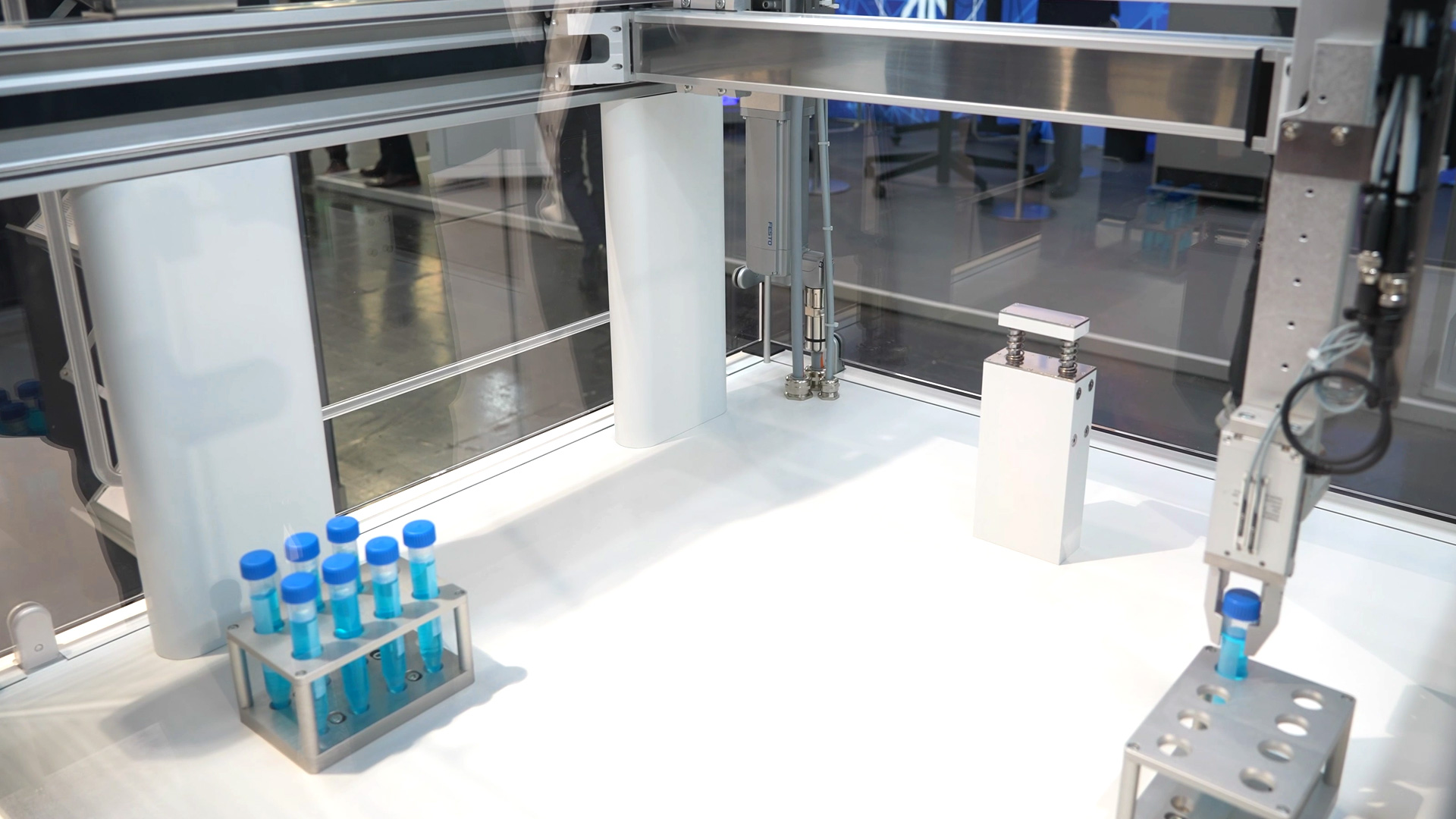 EXCP gantry system with H portal for fast laboratory processes