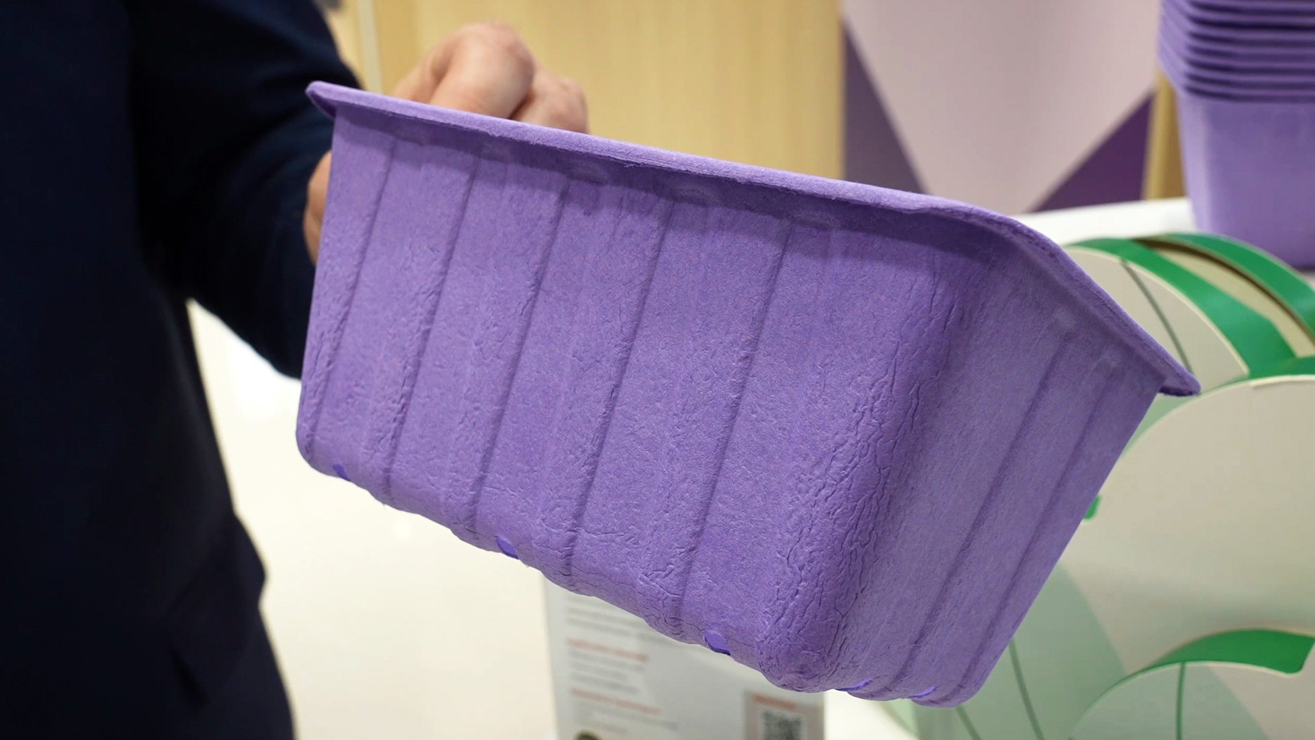 3D packaging made from cellulose mold colored with food packaging MM
