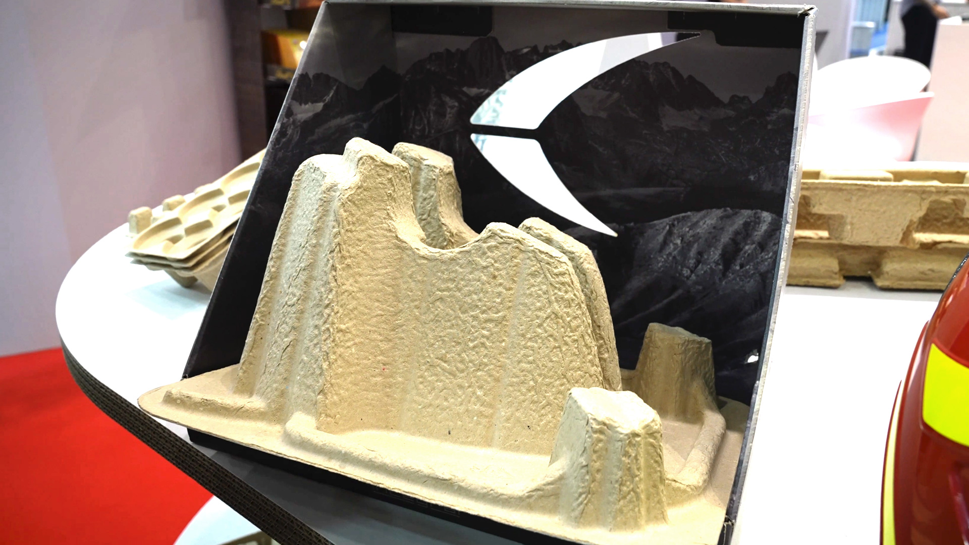 Corrugated cardboard packaging with outer carton inner printing outer printing