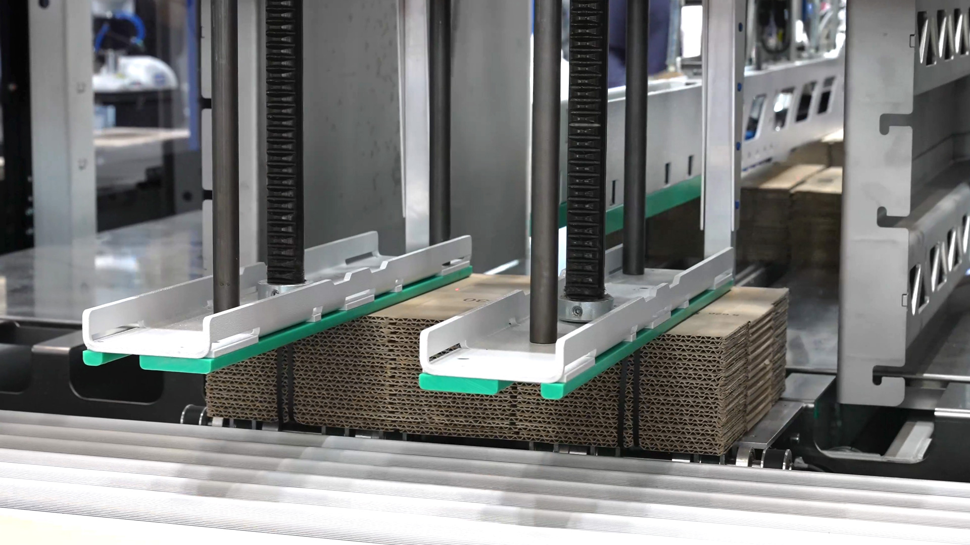 Machine for strapping packages and pallets