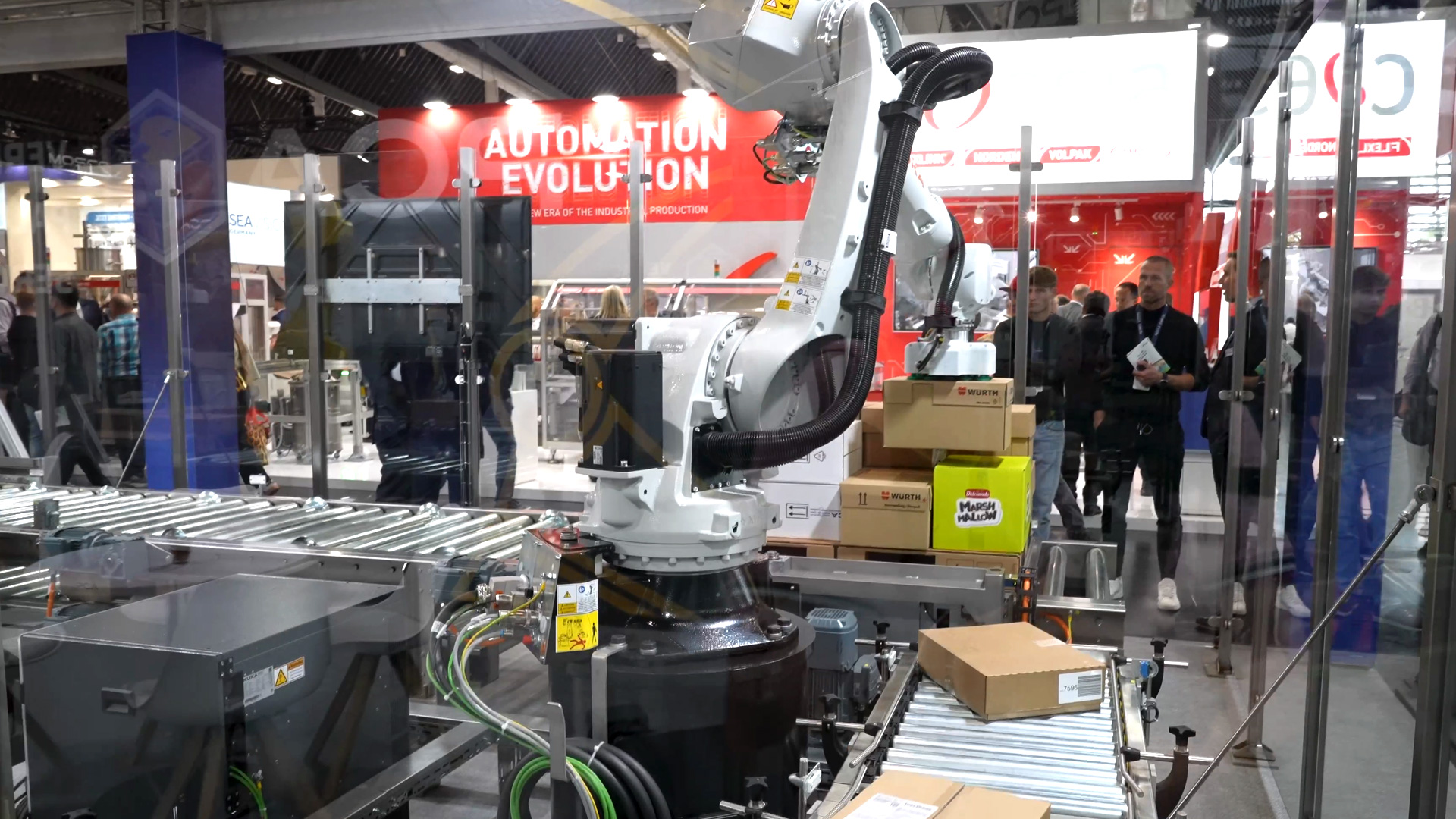Palletizing robot picks up products precisely on pallet PCA