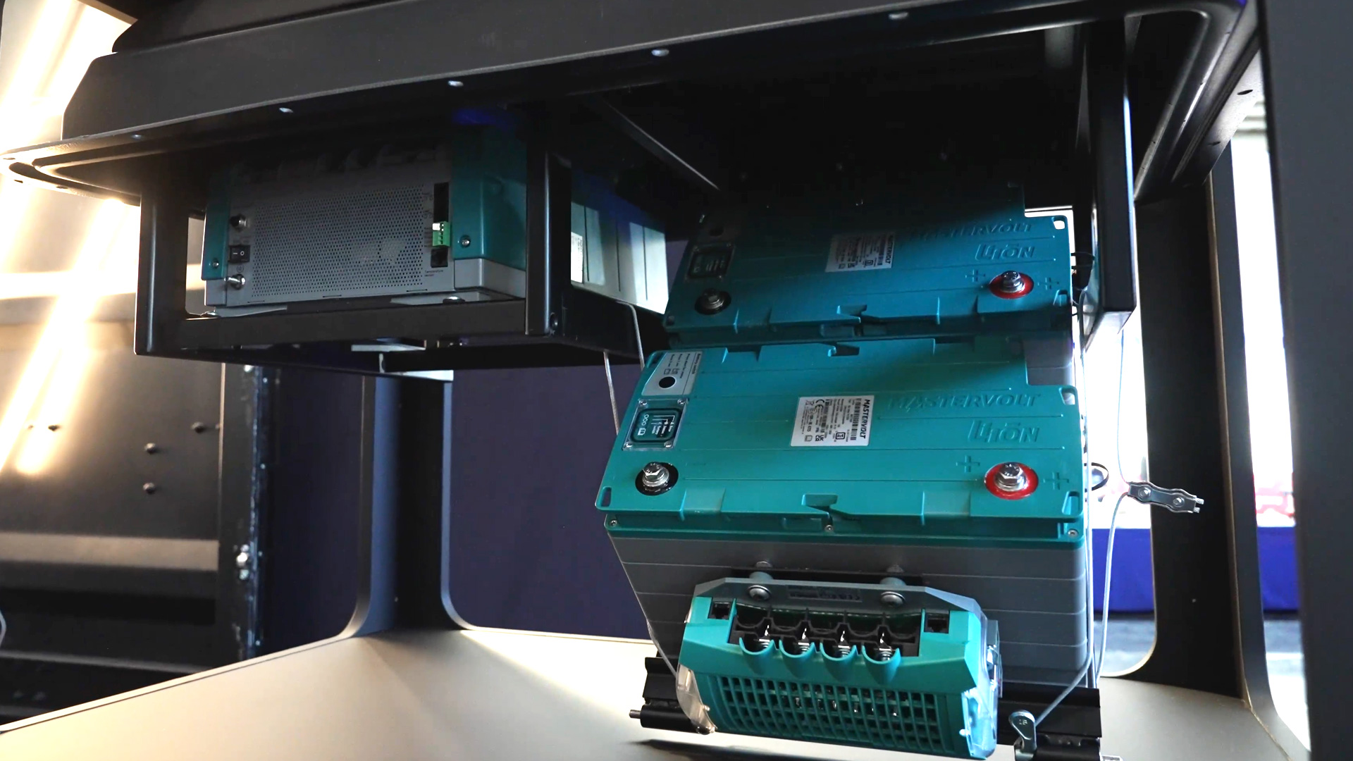 juicetray housing with cover example application power supply inverter and batteries