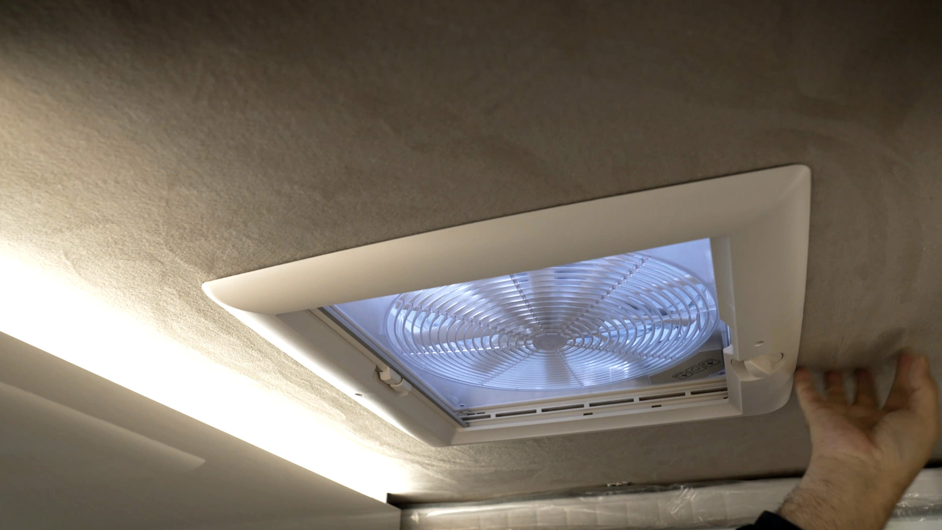 roof fan and carpet cover for thermal insulation in the motorhome