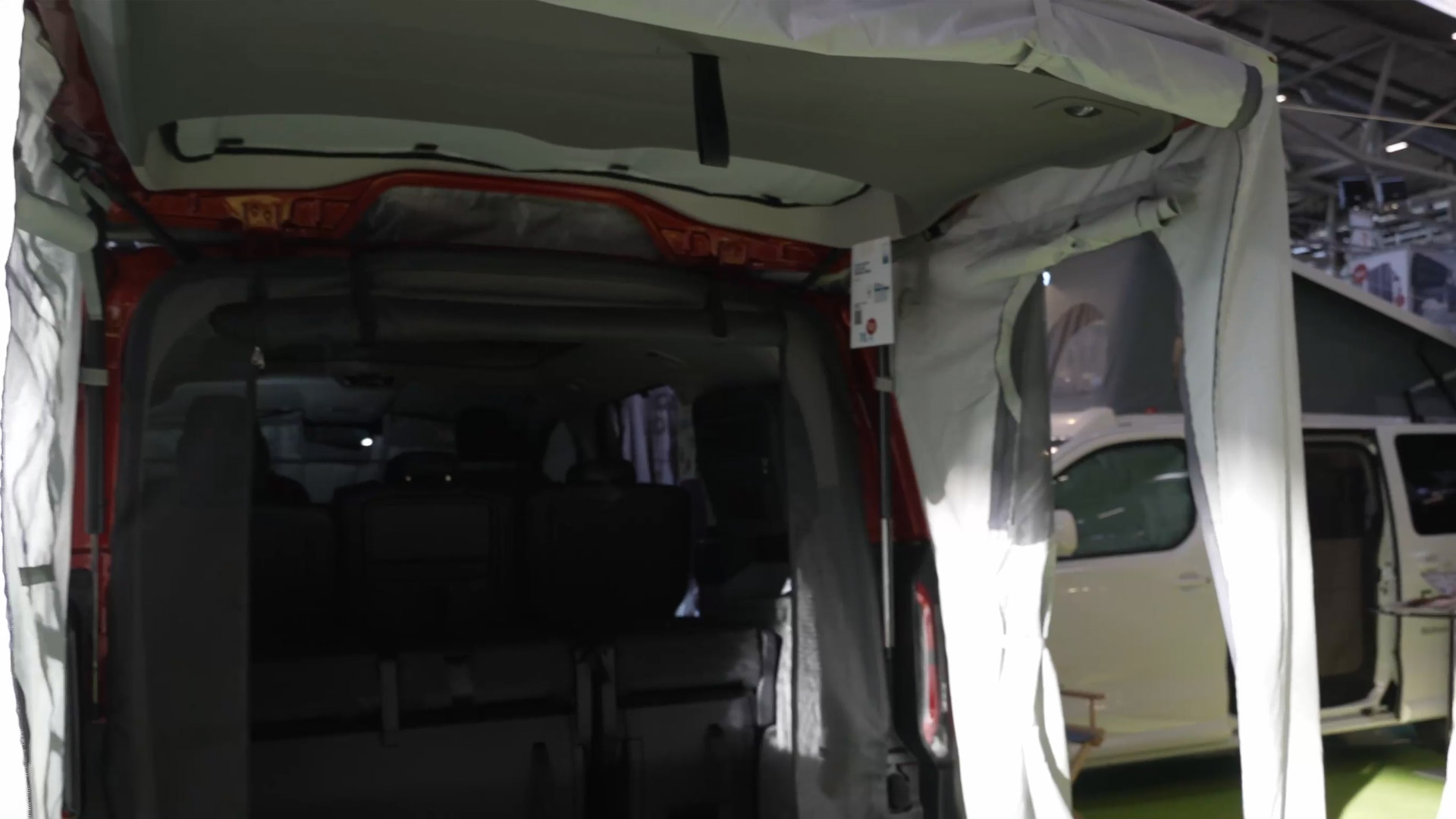 vehicle rear tent quick installation via tailgate requires little space