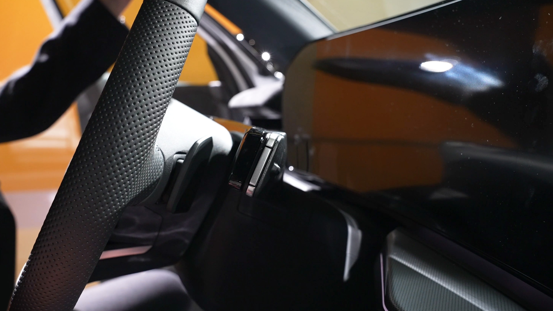 Gear selector lever on the steering wheel more safety Audi