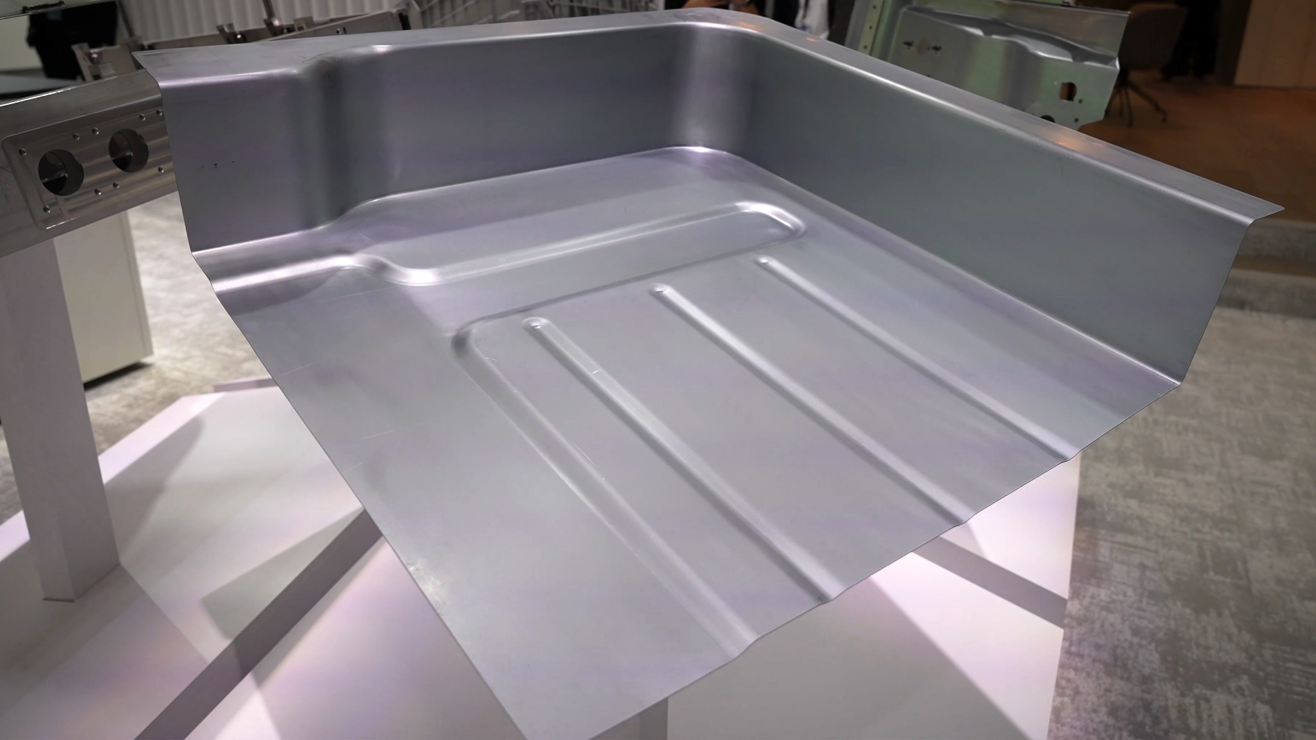 Optiform battery carrier tight for battery cells e car innovation Magna