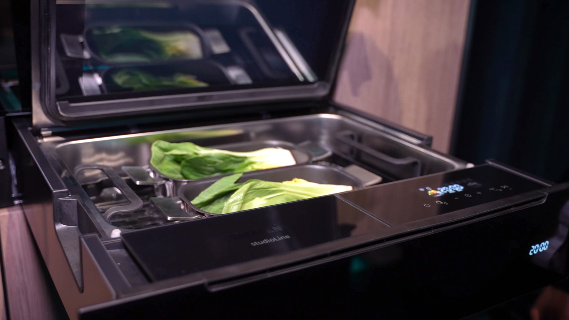 Vegetable gentle cooking with low temperature steam drawer