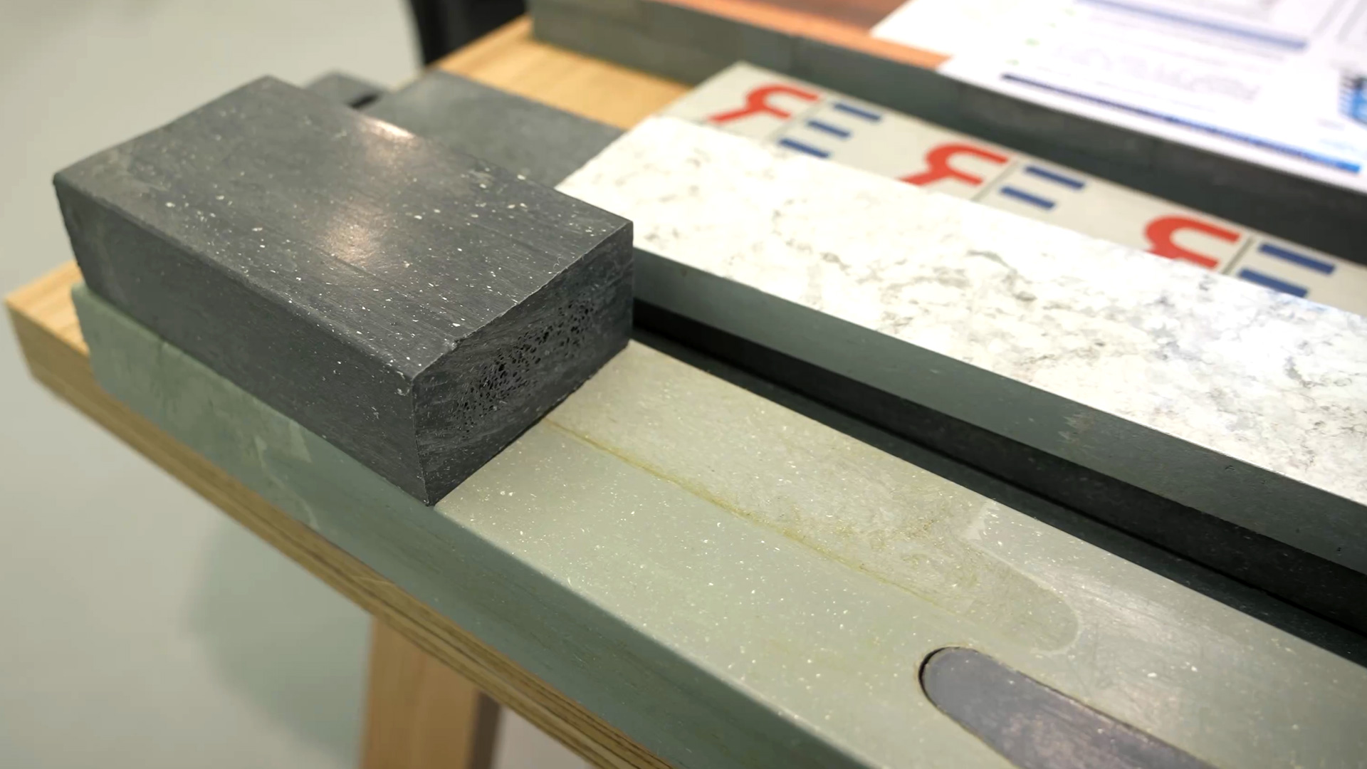 Plastic mixture resistant to UV radiation Replace Plastics
