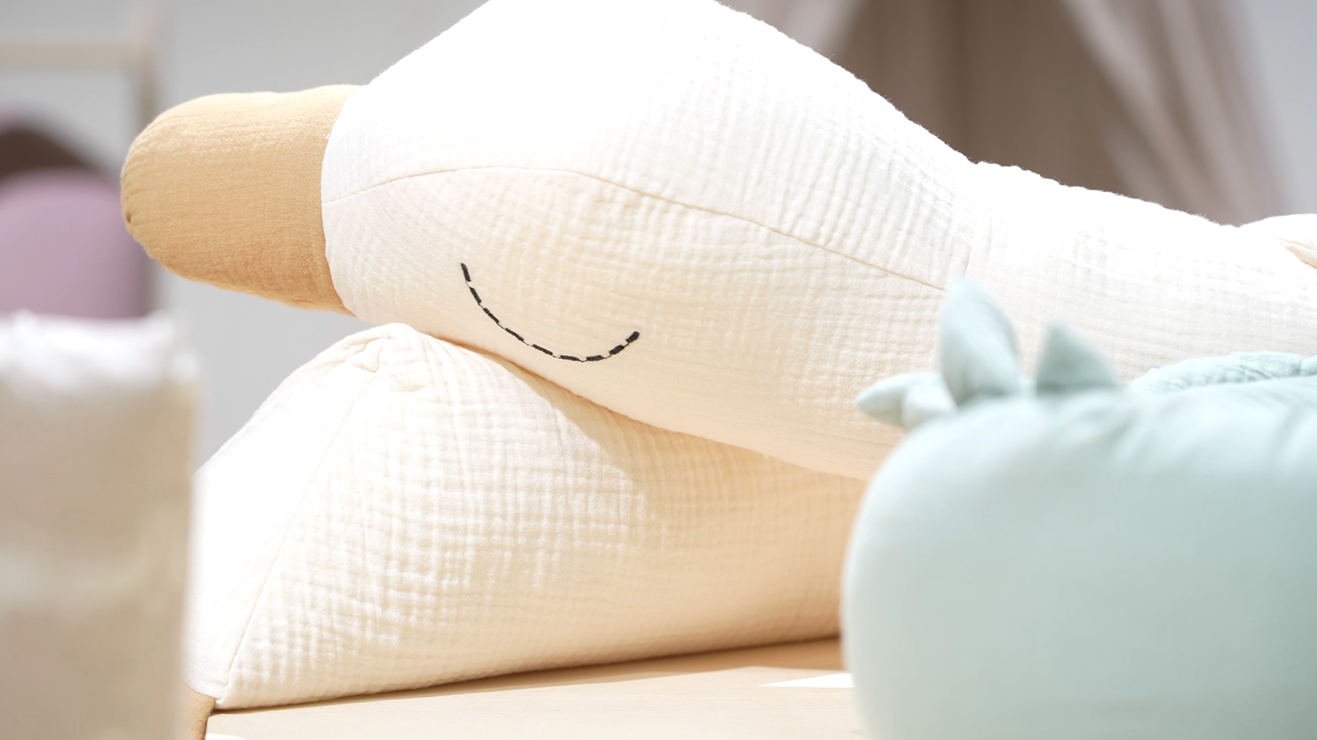 Bed bumper in goose design by Julius Zoellner