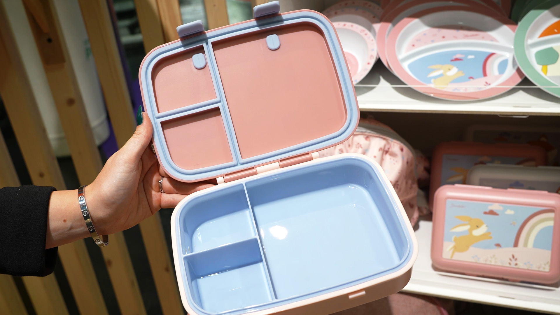 Lunchbox with silicone closure spill proof tight