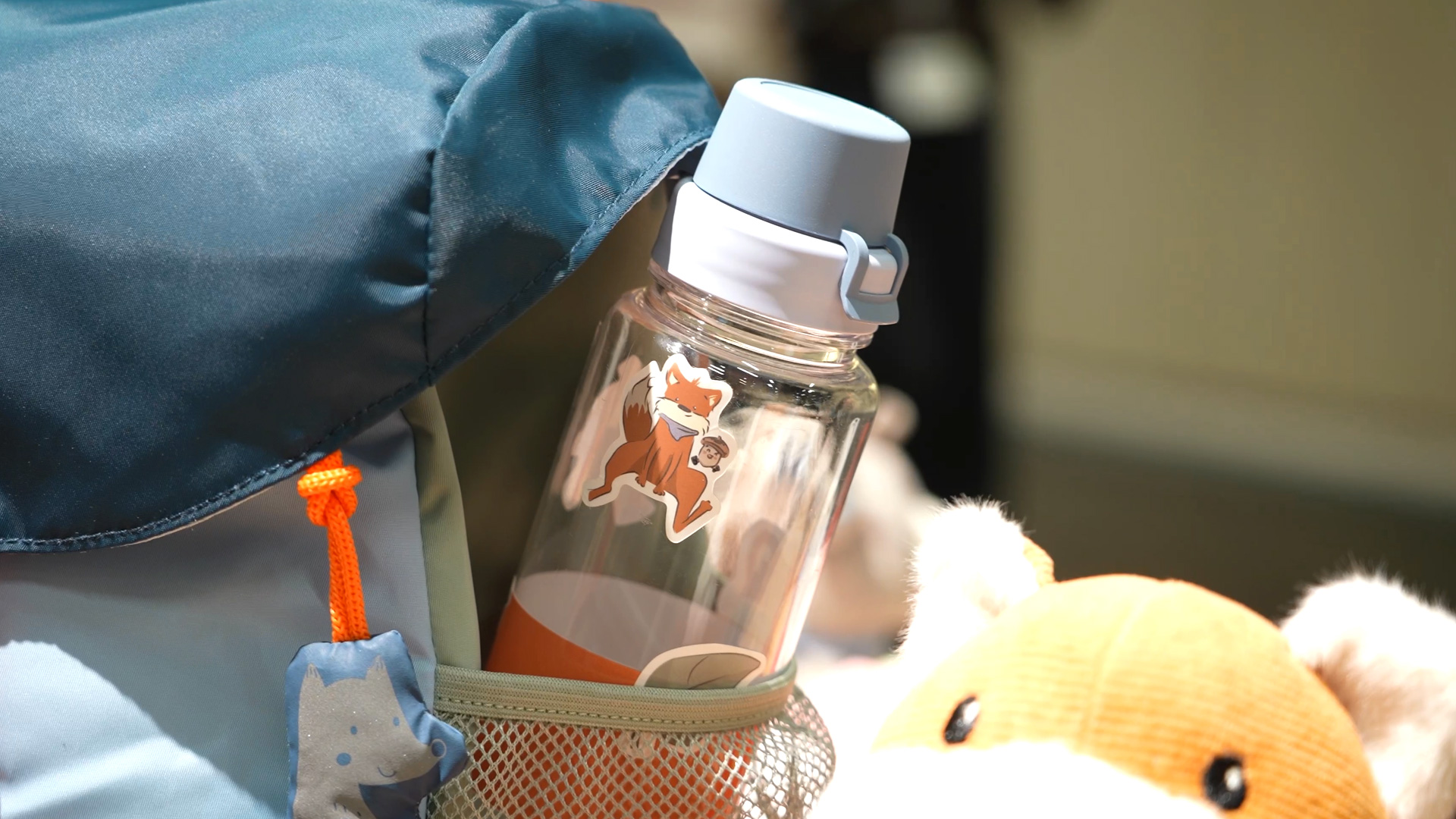 Personalizable drink bottle with fox sticker