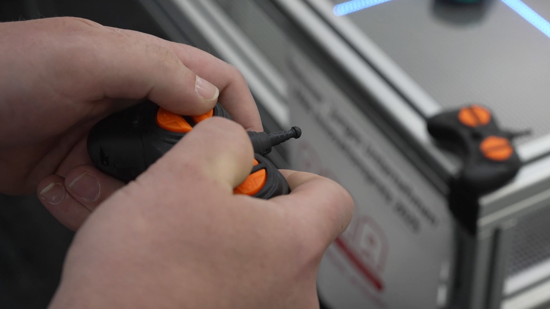 Object is controlled in the interior with remote control Position is accurately recorded by Bluetooth