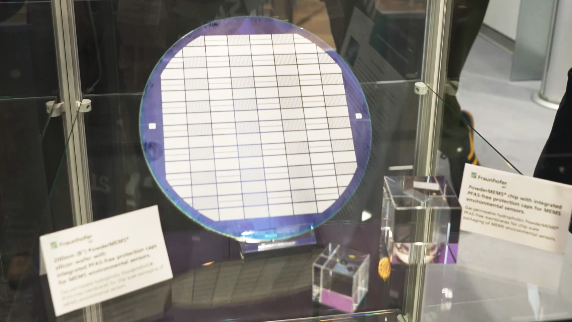 Wafer duenne Scheibe aus Halbleitermaterial Fertigung wirtschaftlich durch hohe Stueckzahlen