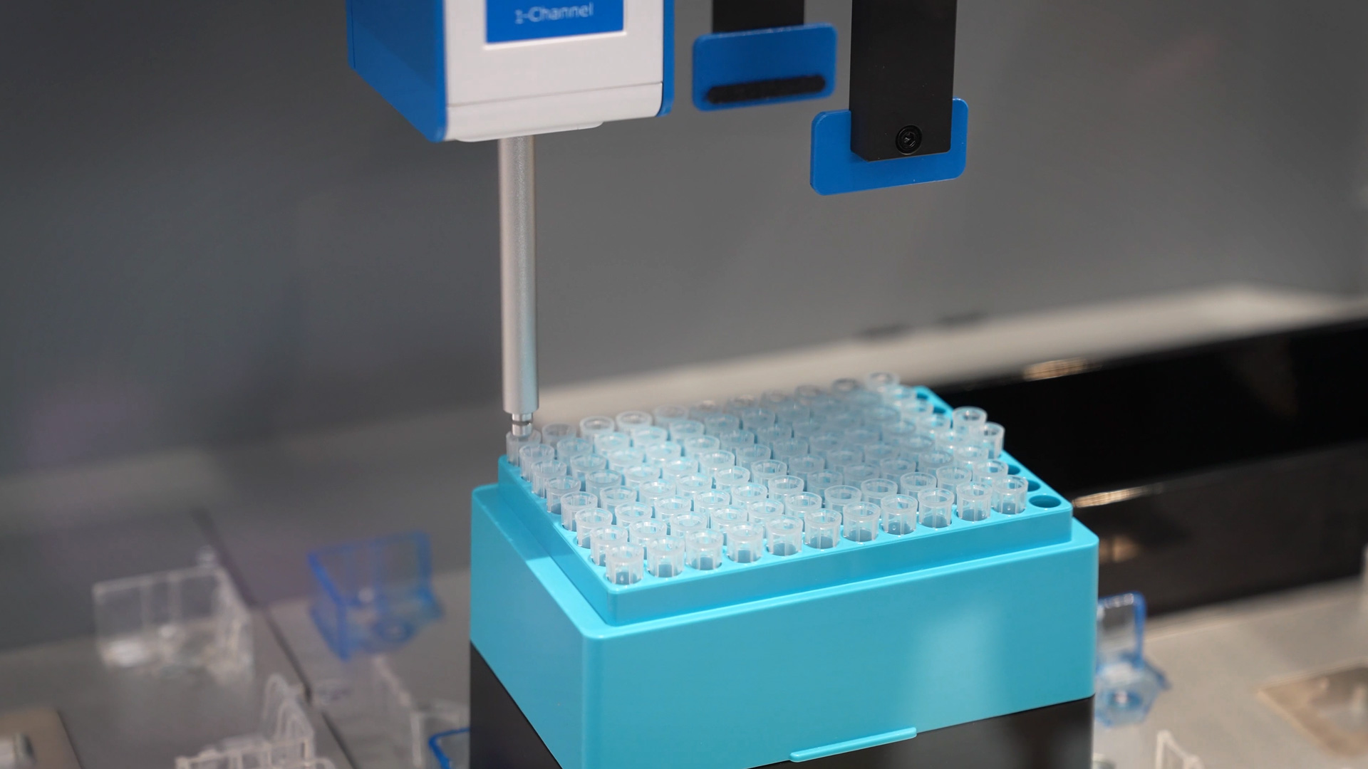 Pipetting robots with simple configuration expands applications in analytics and research