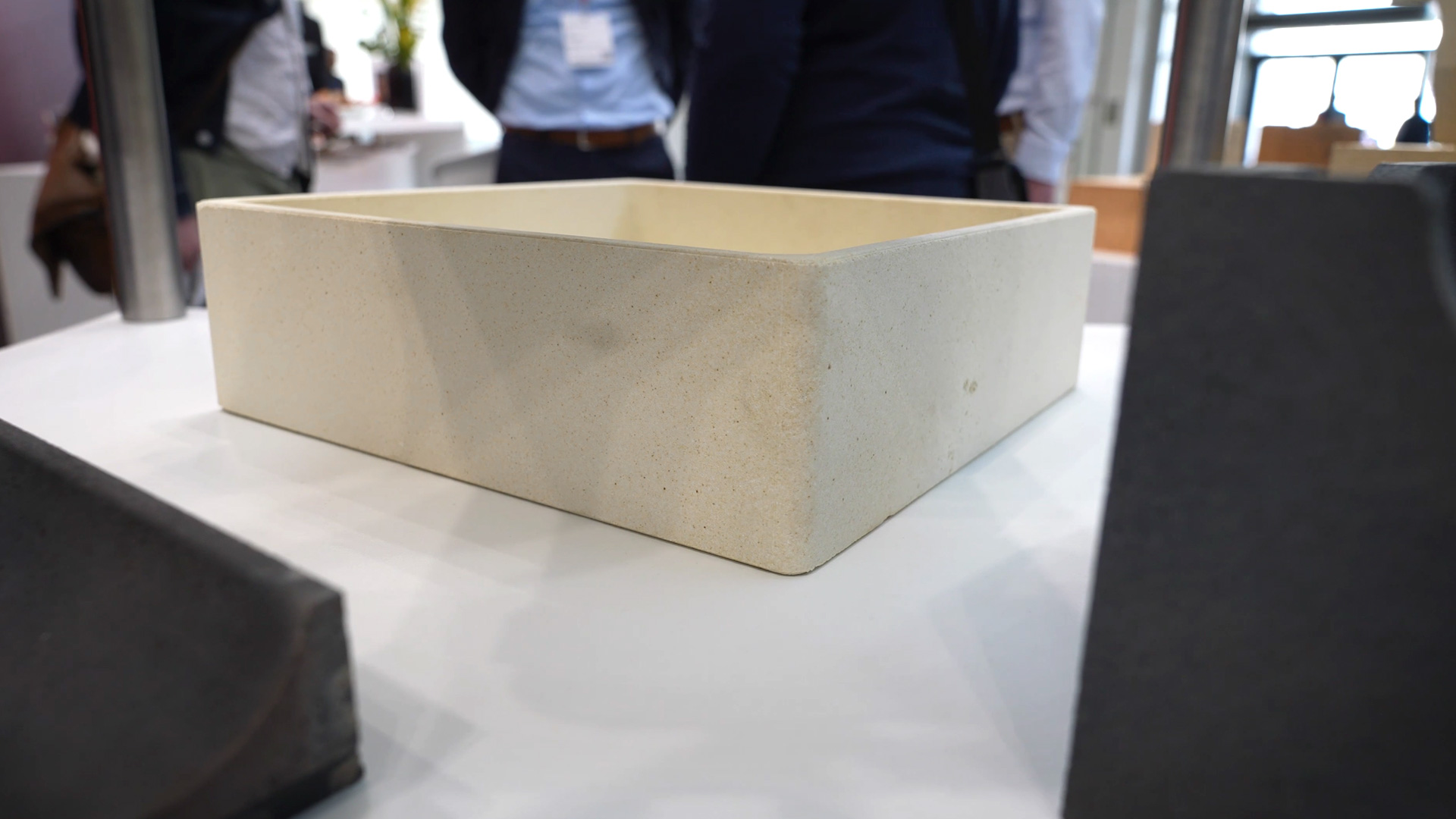 Refractory bottom blocks for glass tubs in the glass industry