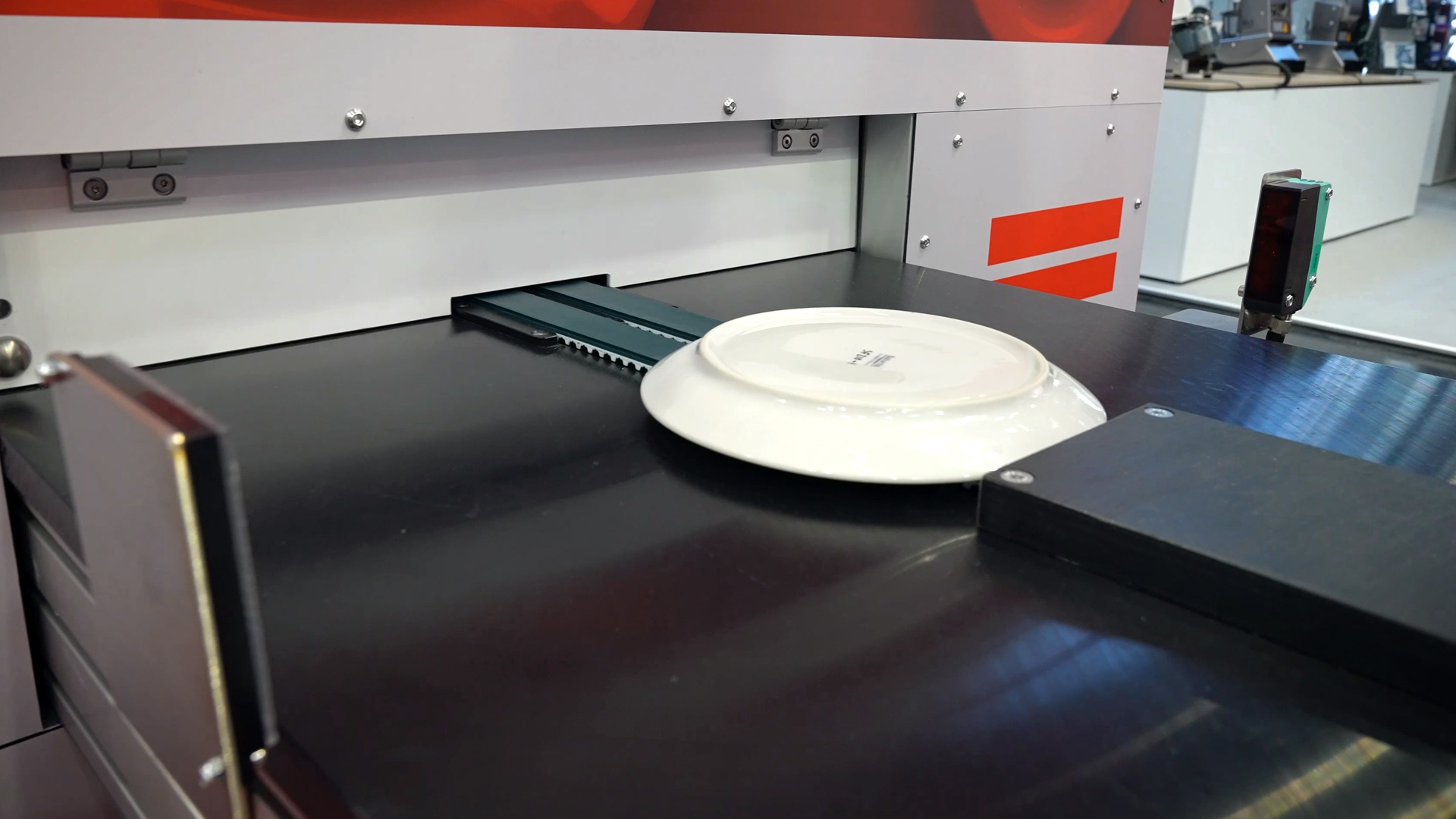 Reliably detecting ceramic defects in the material