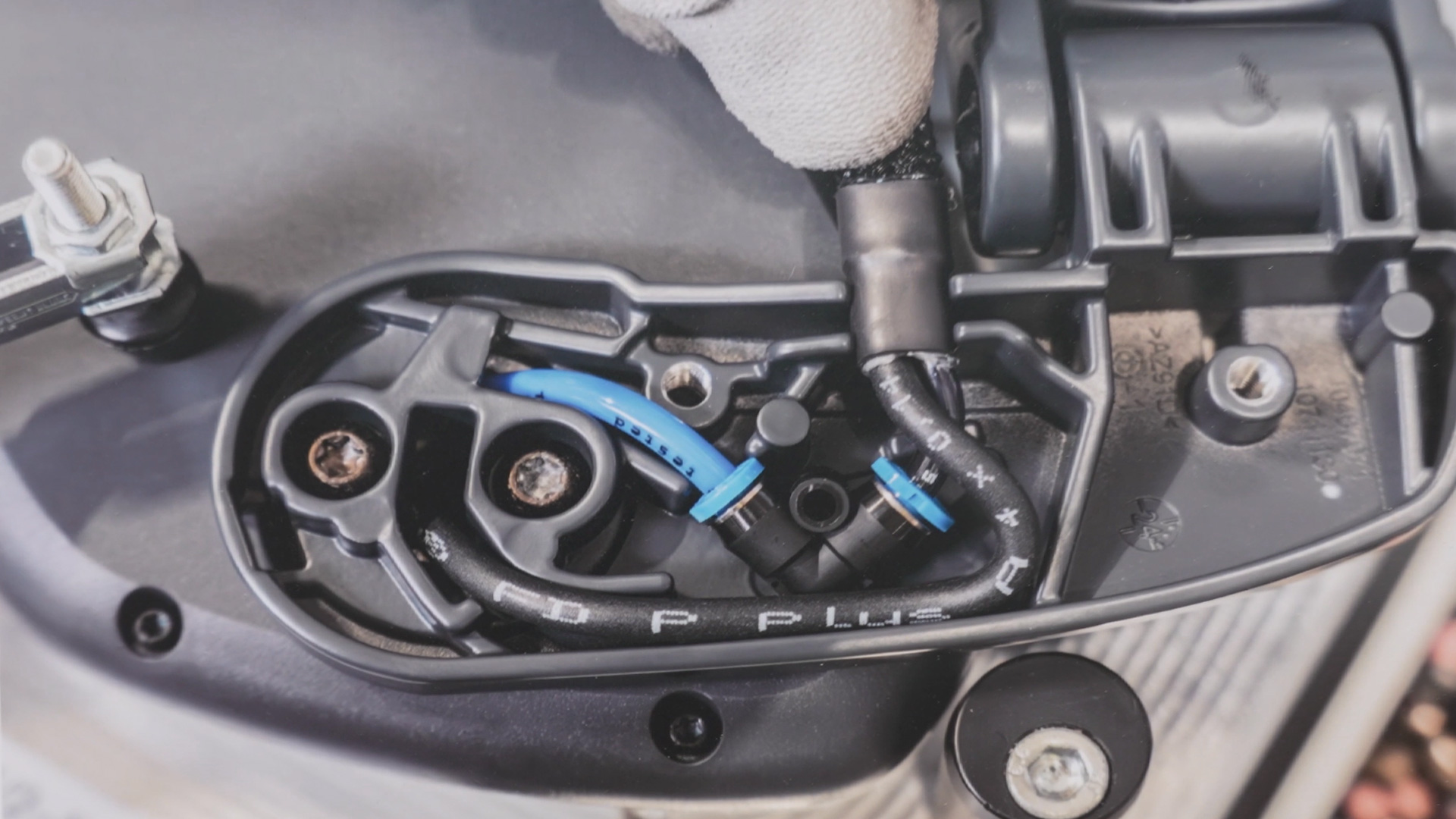 Dynamic loading and cabling in a hose package exoIQ exoskeleton