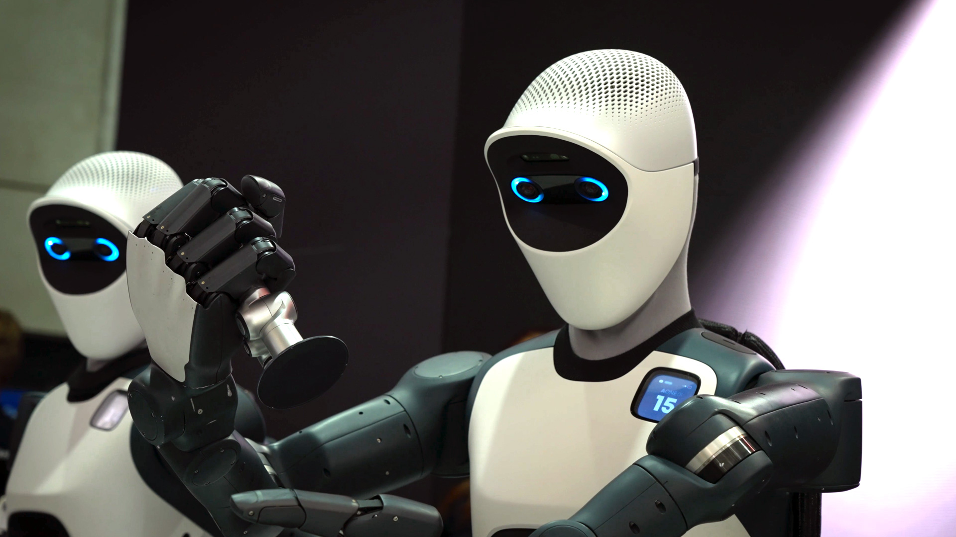 Humanoid robots hand with 21 joints and sensors for precise grasping